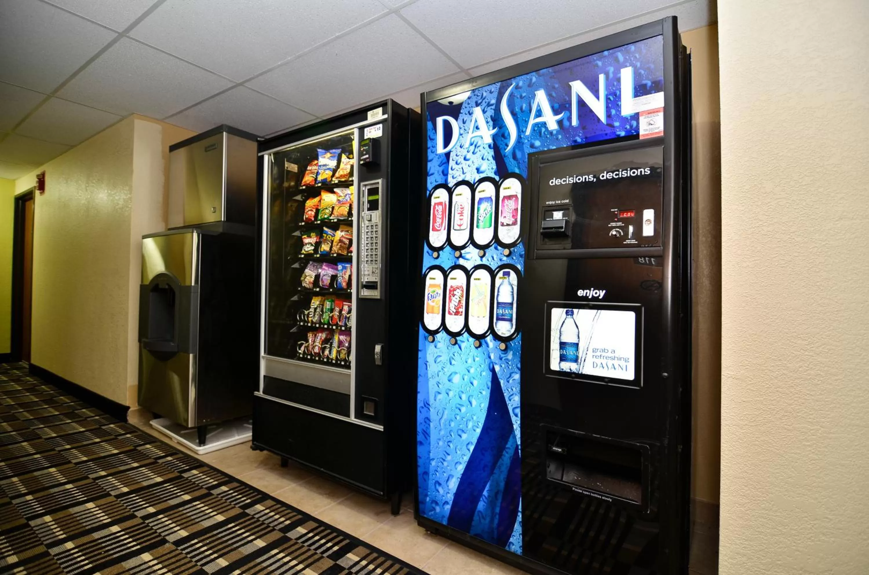 On-site shops in Ramada by Wyndham Cedar Rapids South