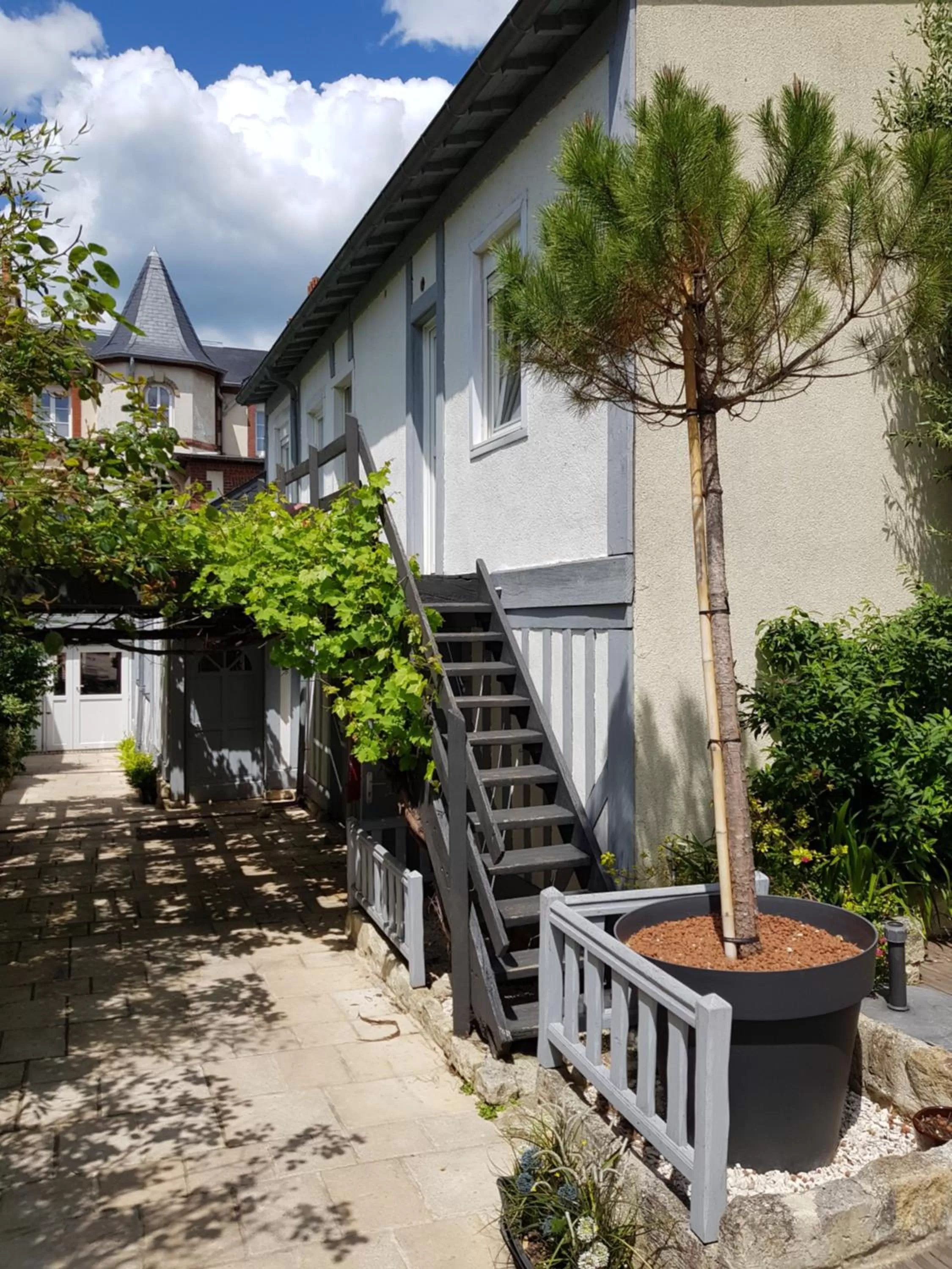 Facade/entrance, Property Building in Les Cabines