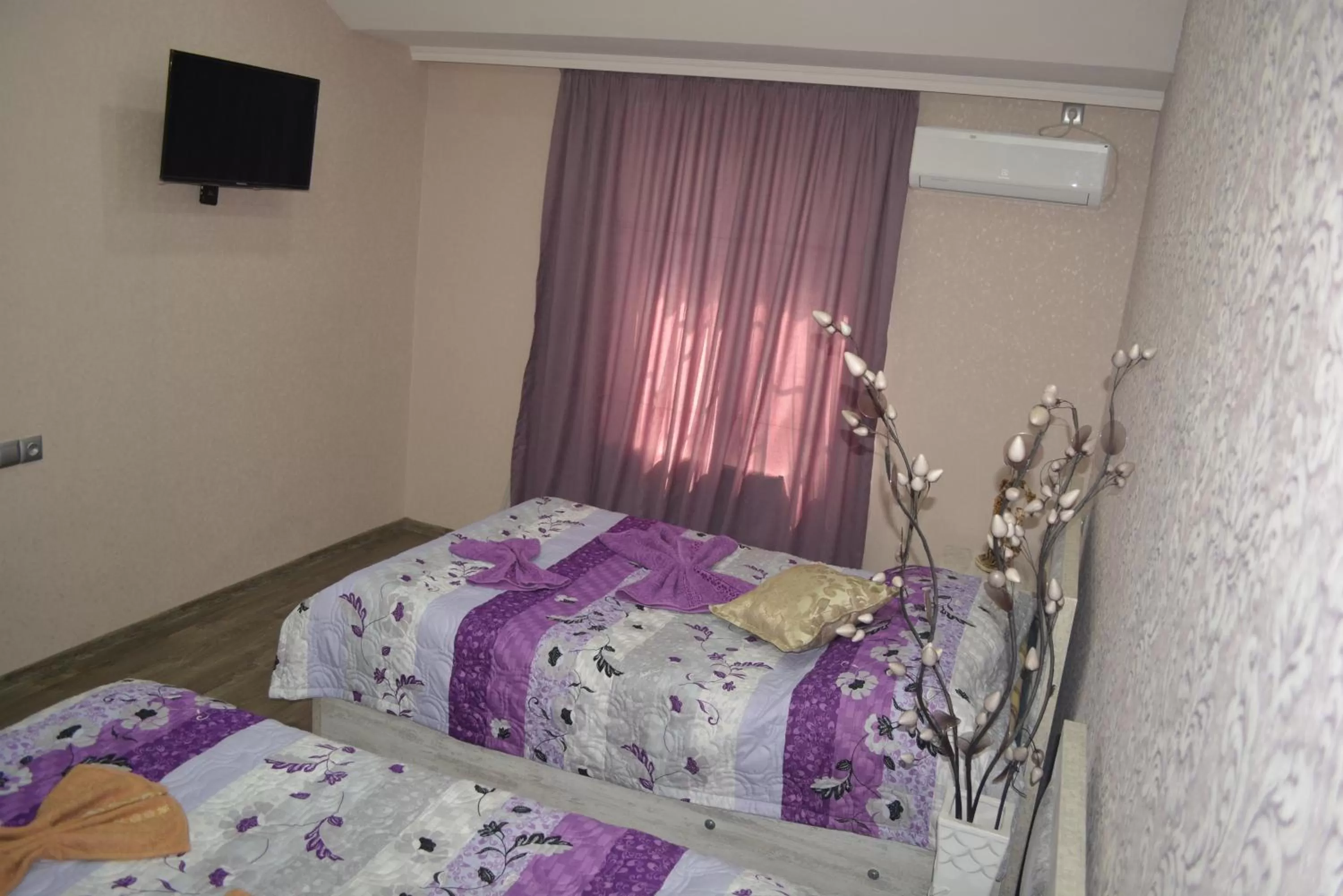 TV and multimedia, Bed in Golden Way