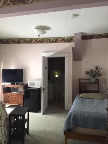 Bedroom, Bed in Victorian Charm Inn