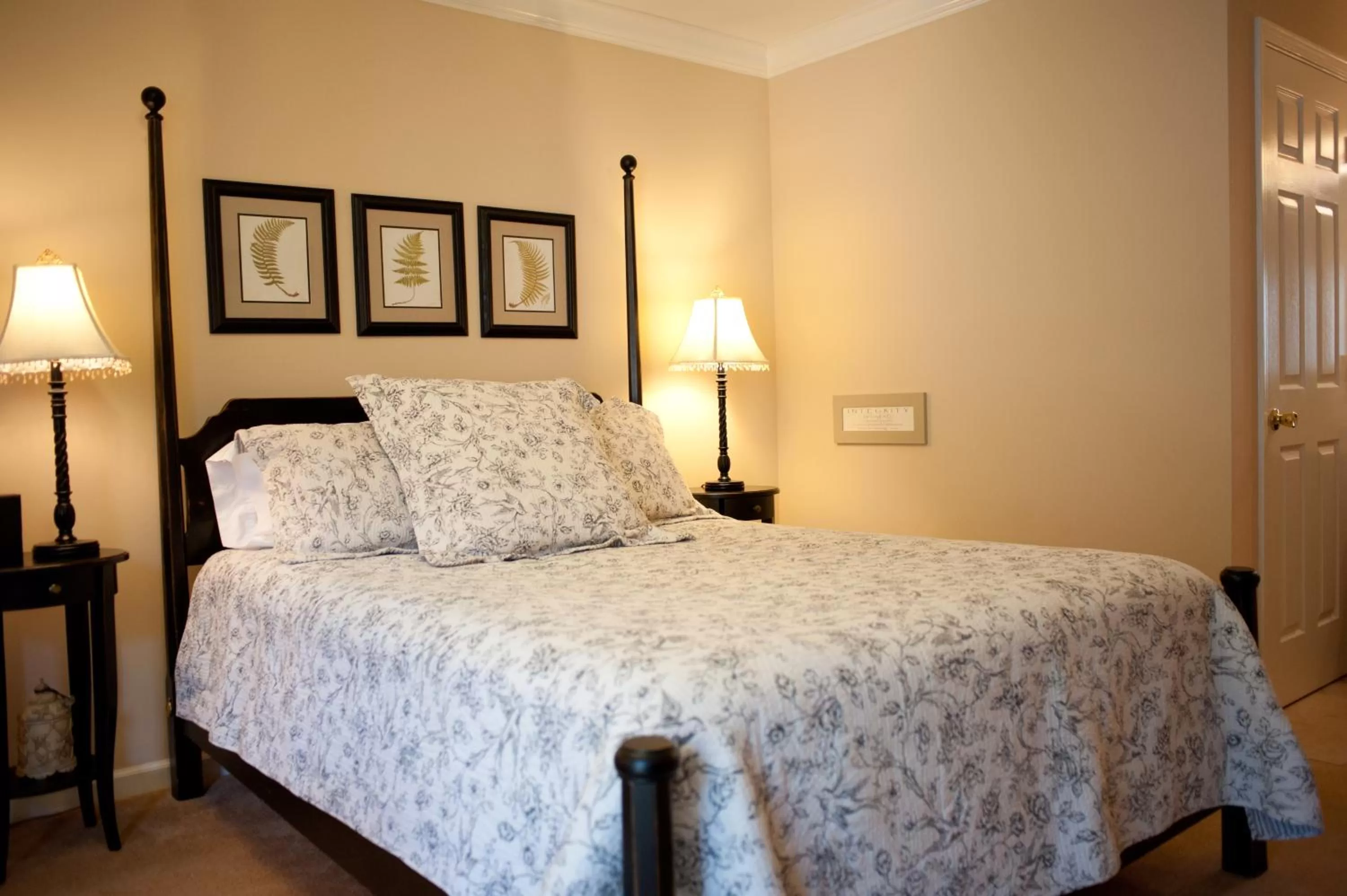 Bed in Green Tree Inn