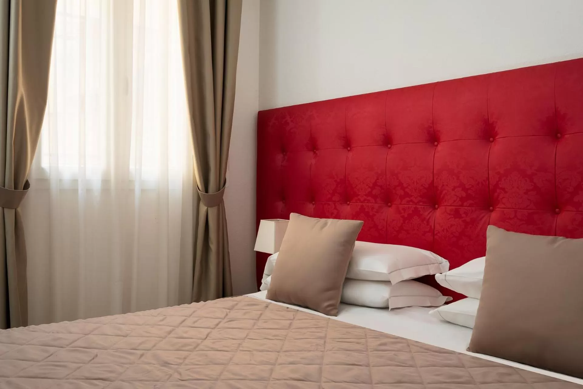 Bed in Albergo Rossini 1936