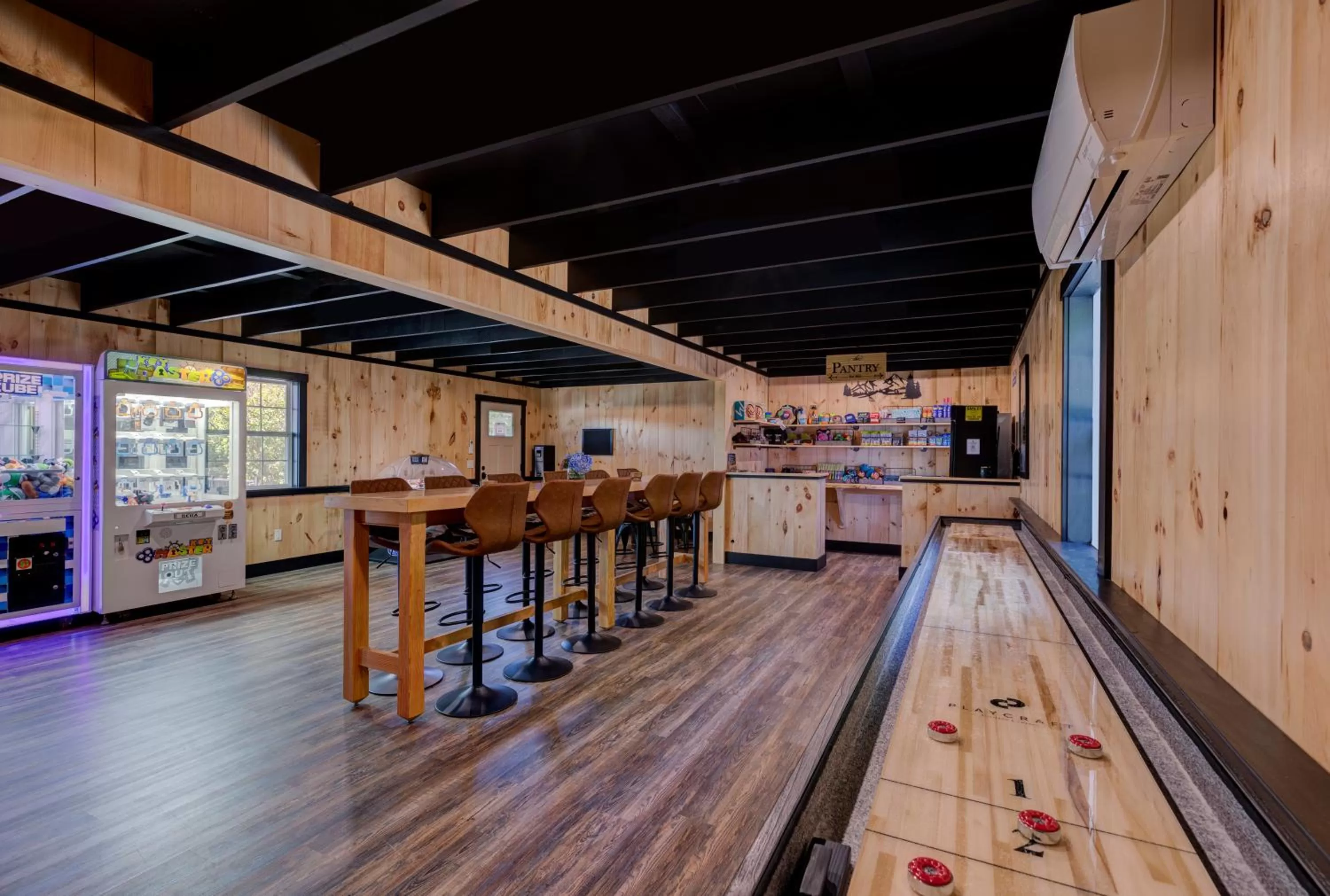 Communal lounge/ TV room in The Lodge by Sunapee Stays