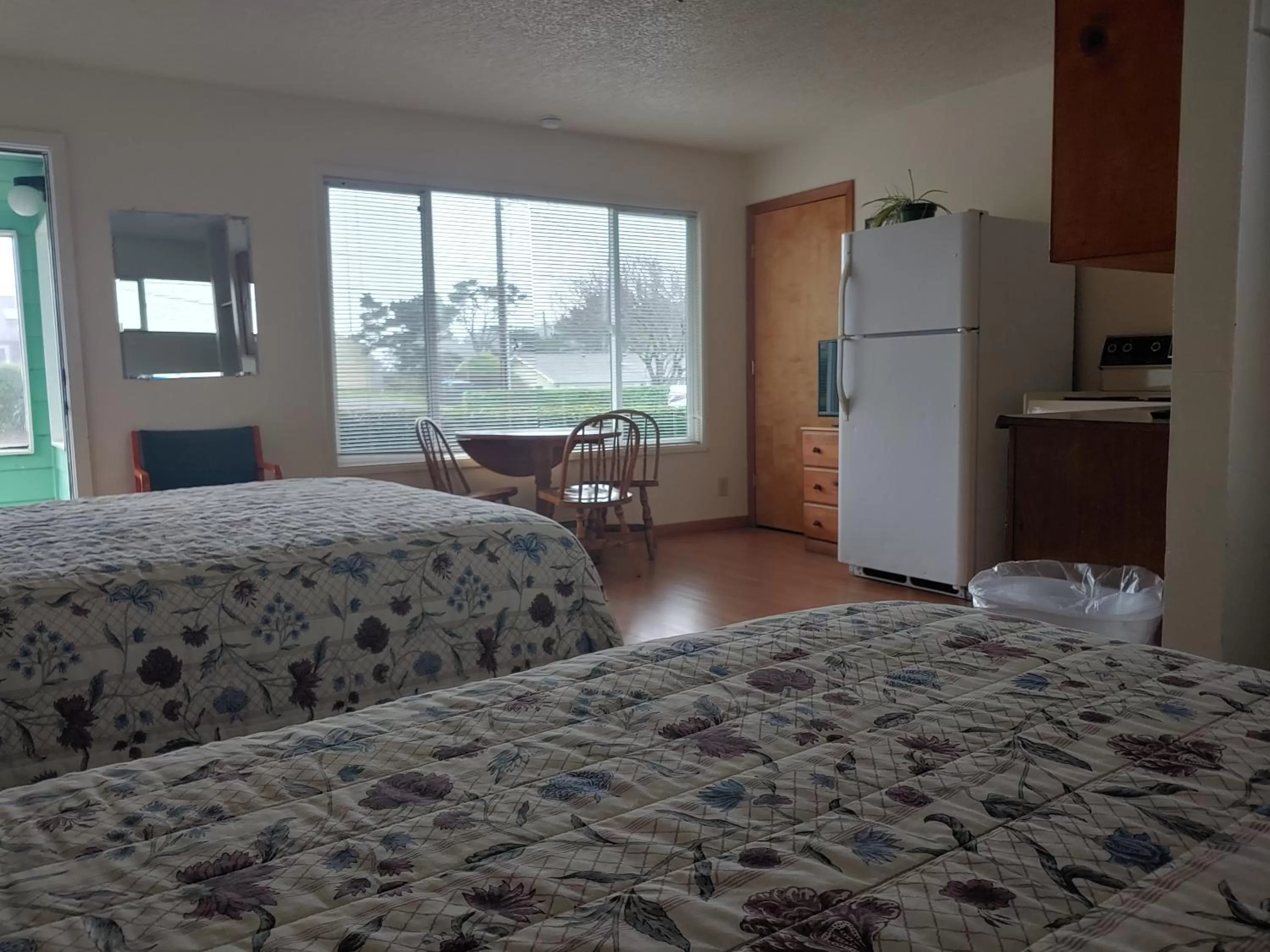 Bed in The Dublin House Motel