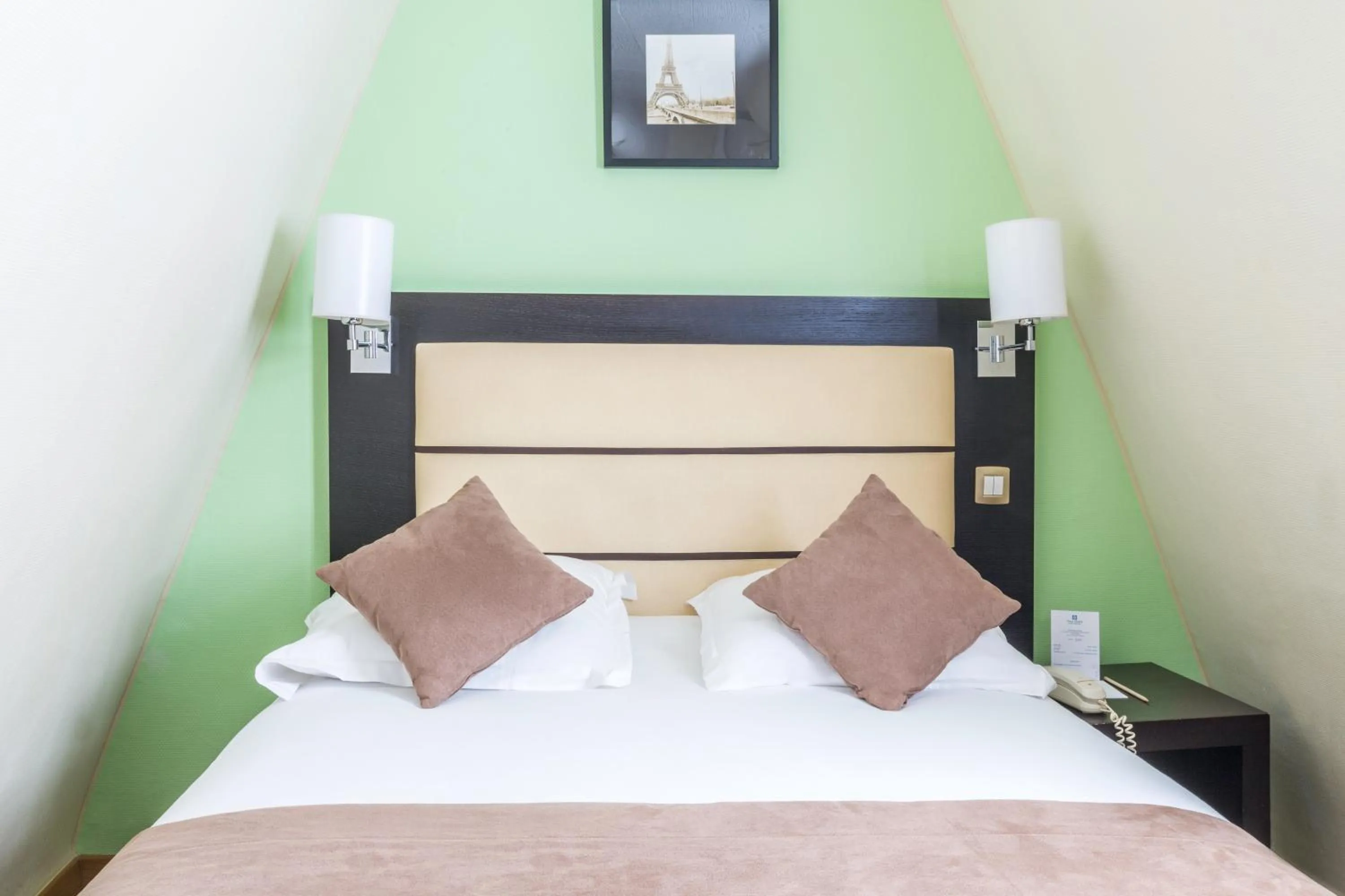 Bed in Sure Hotel by Best Western Paris Gare du Nord