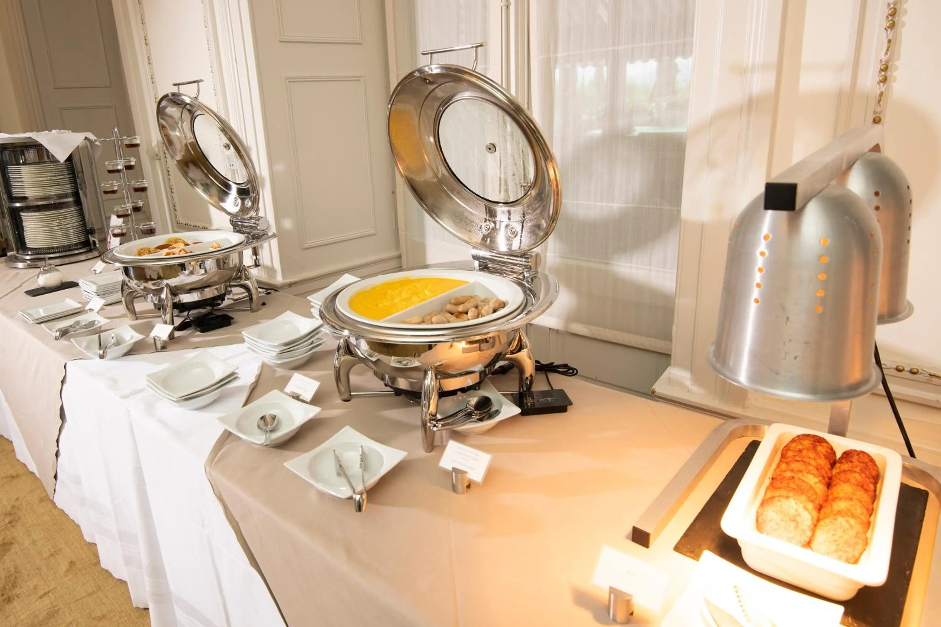 Buffet breakfast in Hôtel Des Trois Couronnes & Spa - The Leading Hotels of the World