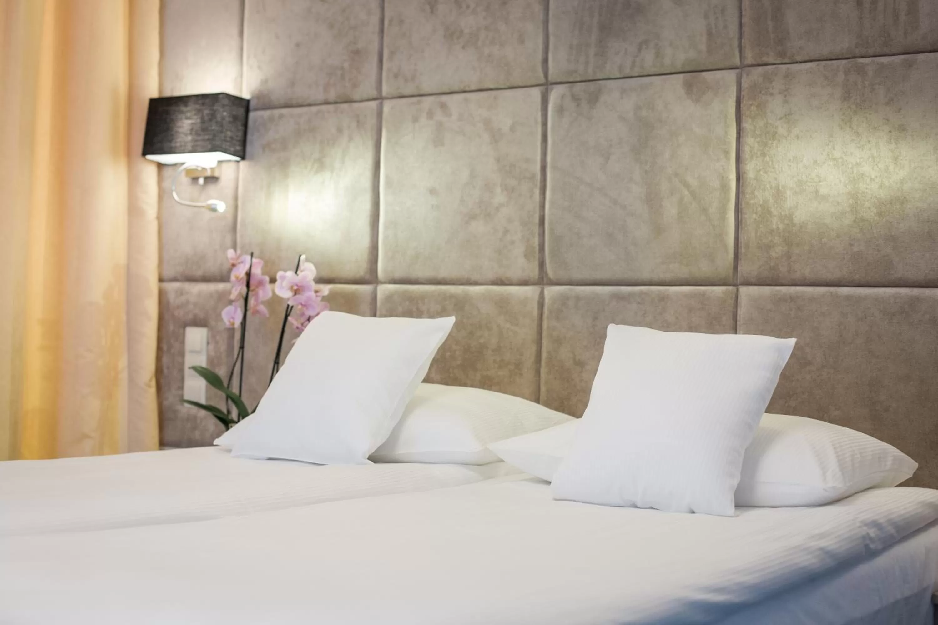 Bedroom, Bed in Citi Hotel's Wrocław