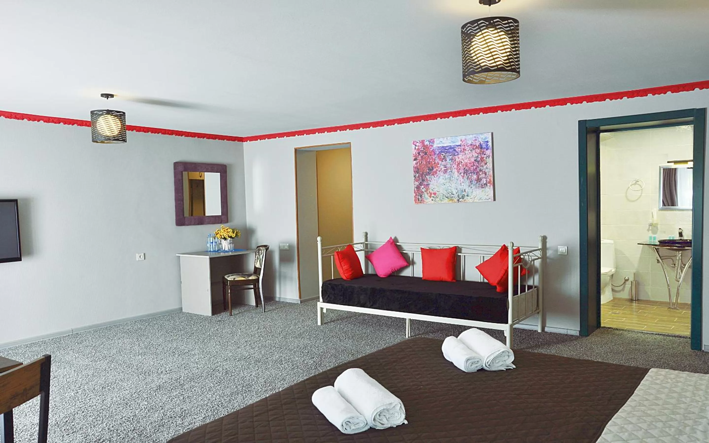 Photo of the whole room, Bed in Art Hotel Claude Monet