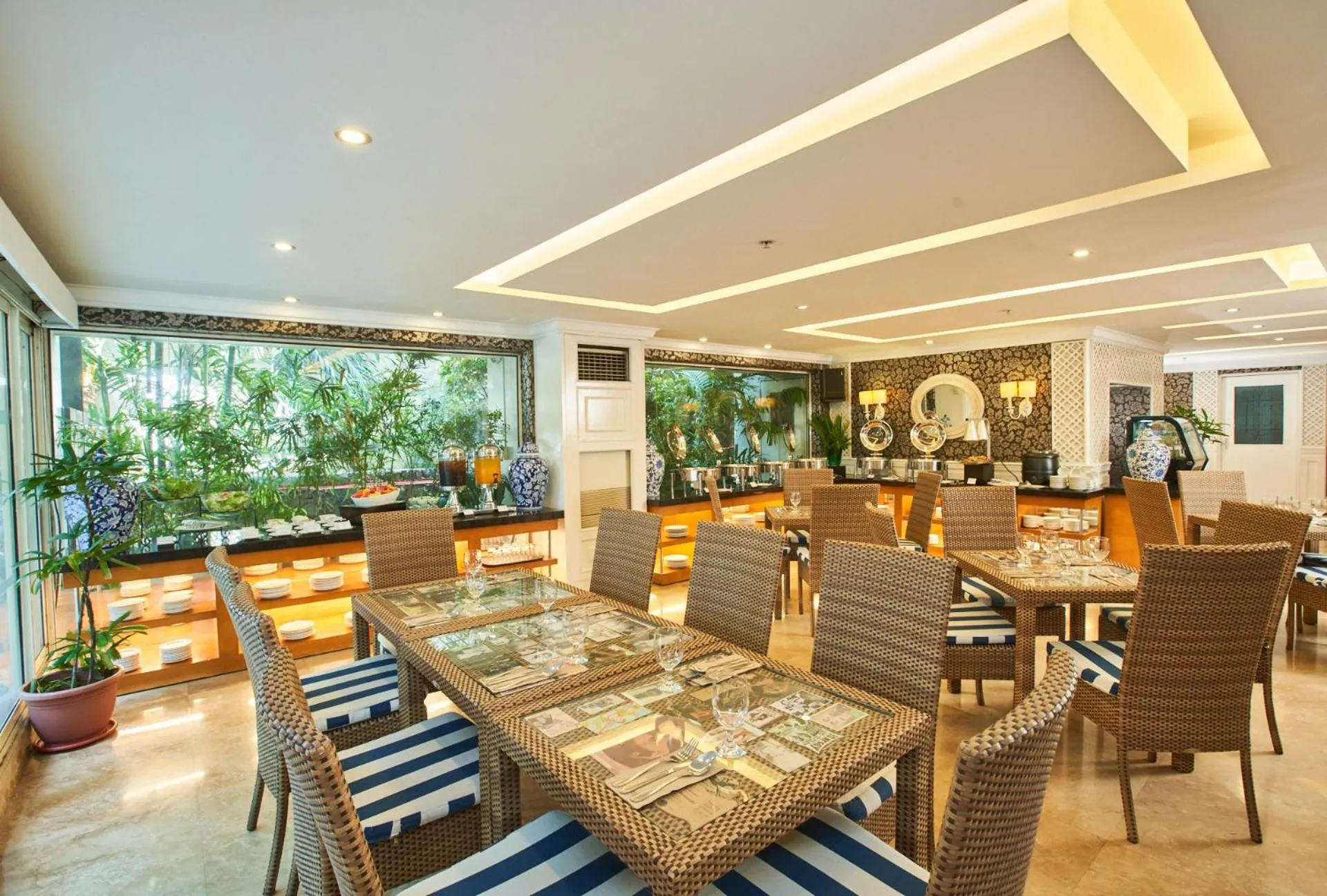 Restaurant/places to eat in Orchid Garden Suites