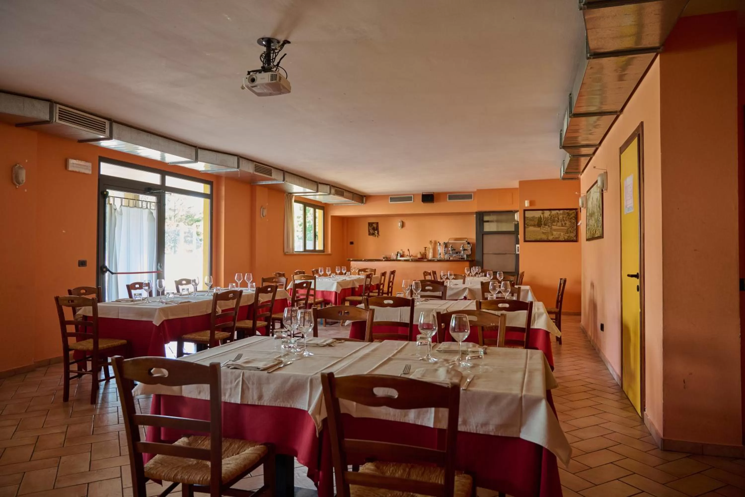 Restaurant/places to eat in Albergo Shine