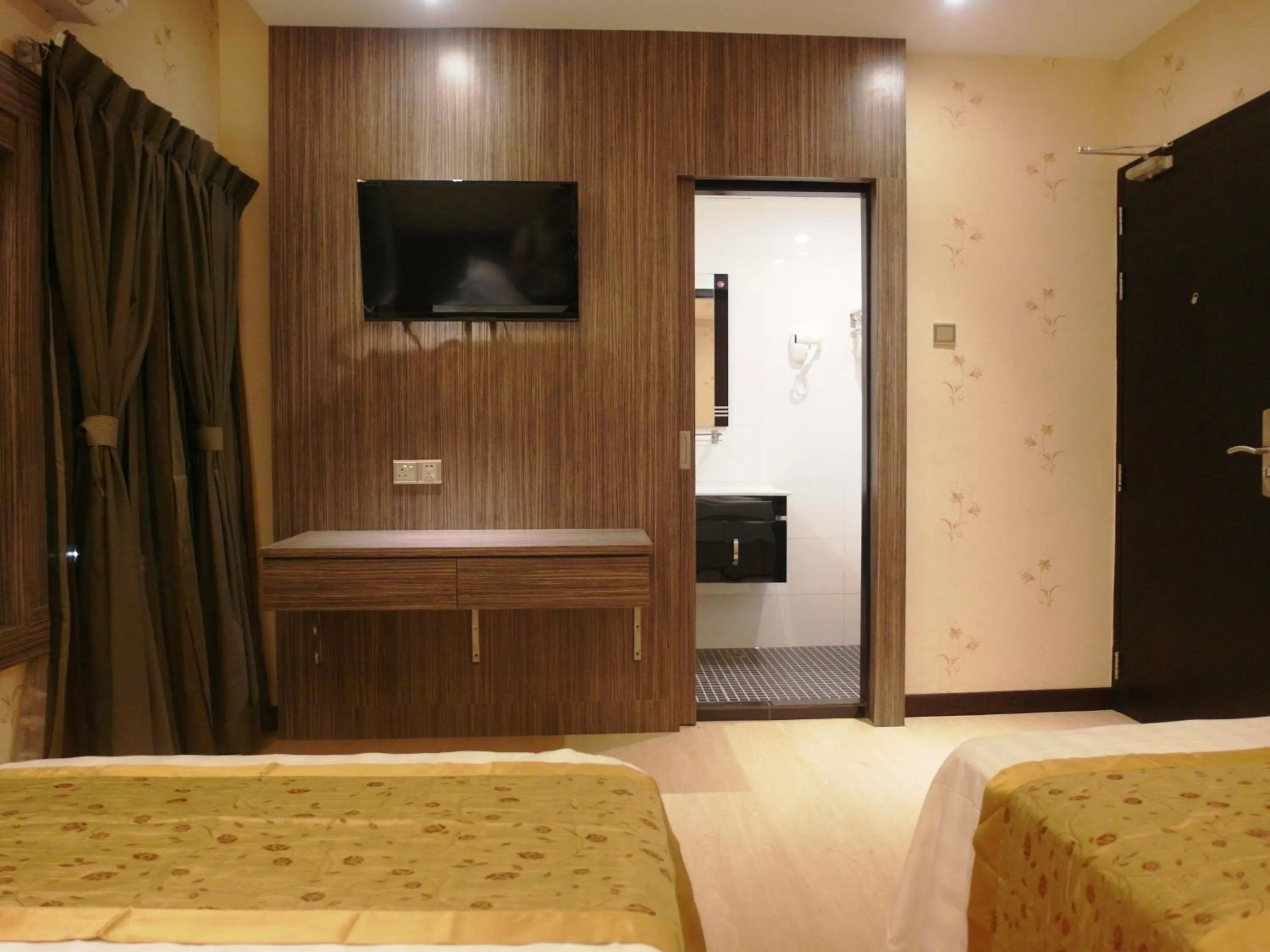 Bedroom, Bed in Mandarin Hotel Kota Kinabalu