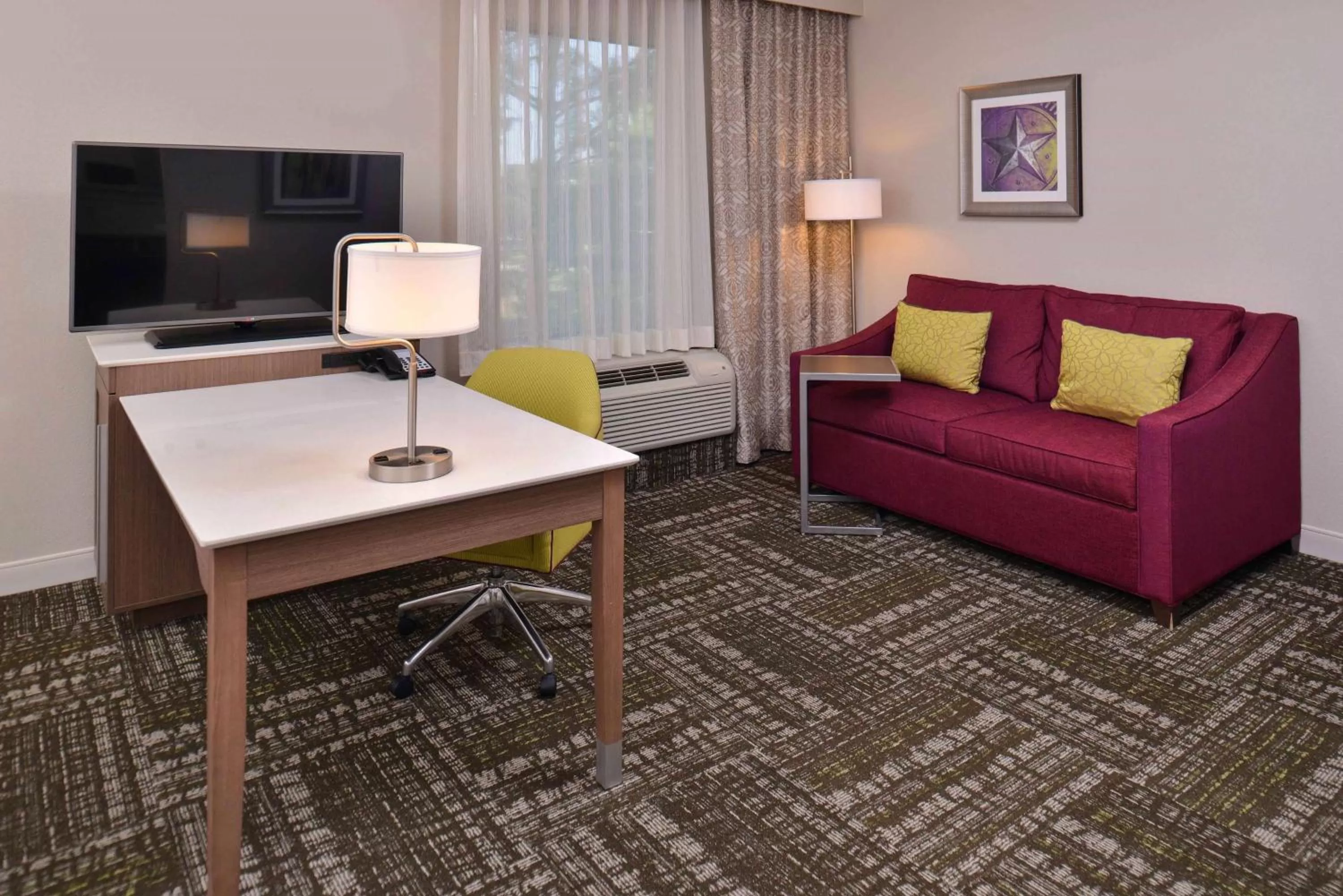 Bed in Hampton Inn & Suites Dallas Market Center
