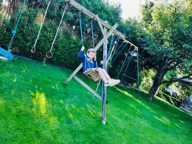 Children play ground in B&B Casa Roman & Vakantiewoning voor 1 pers tot max 32 personen
