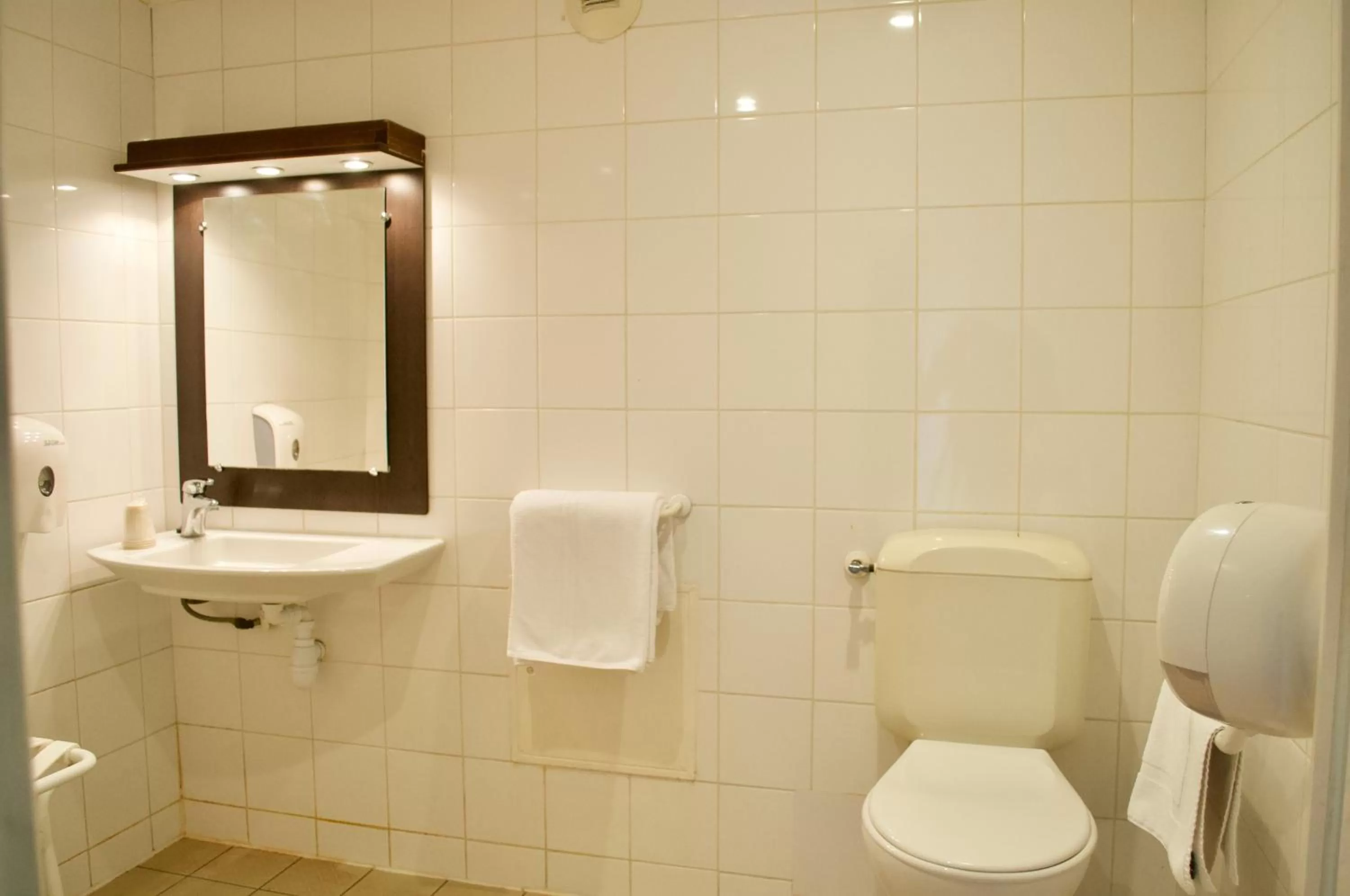 Bathroom in Premiere Classe Bordeaux Sud Pessac Bersol