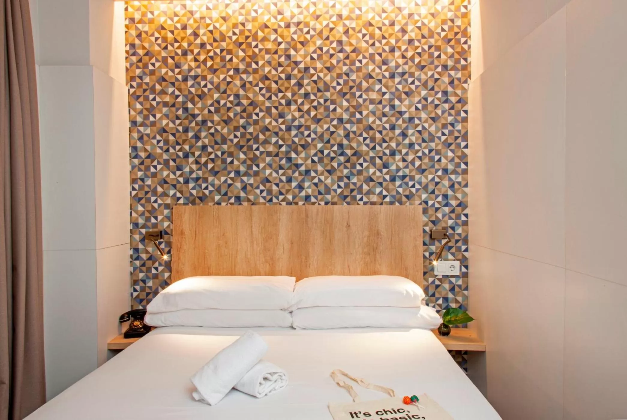 Bedroom, Bed in Chic & Basic Velvet