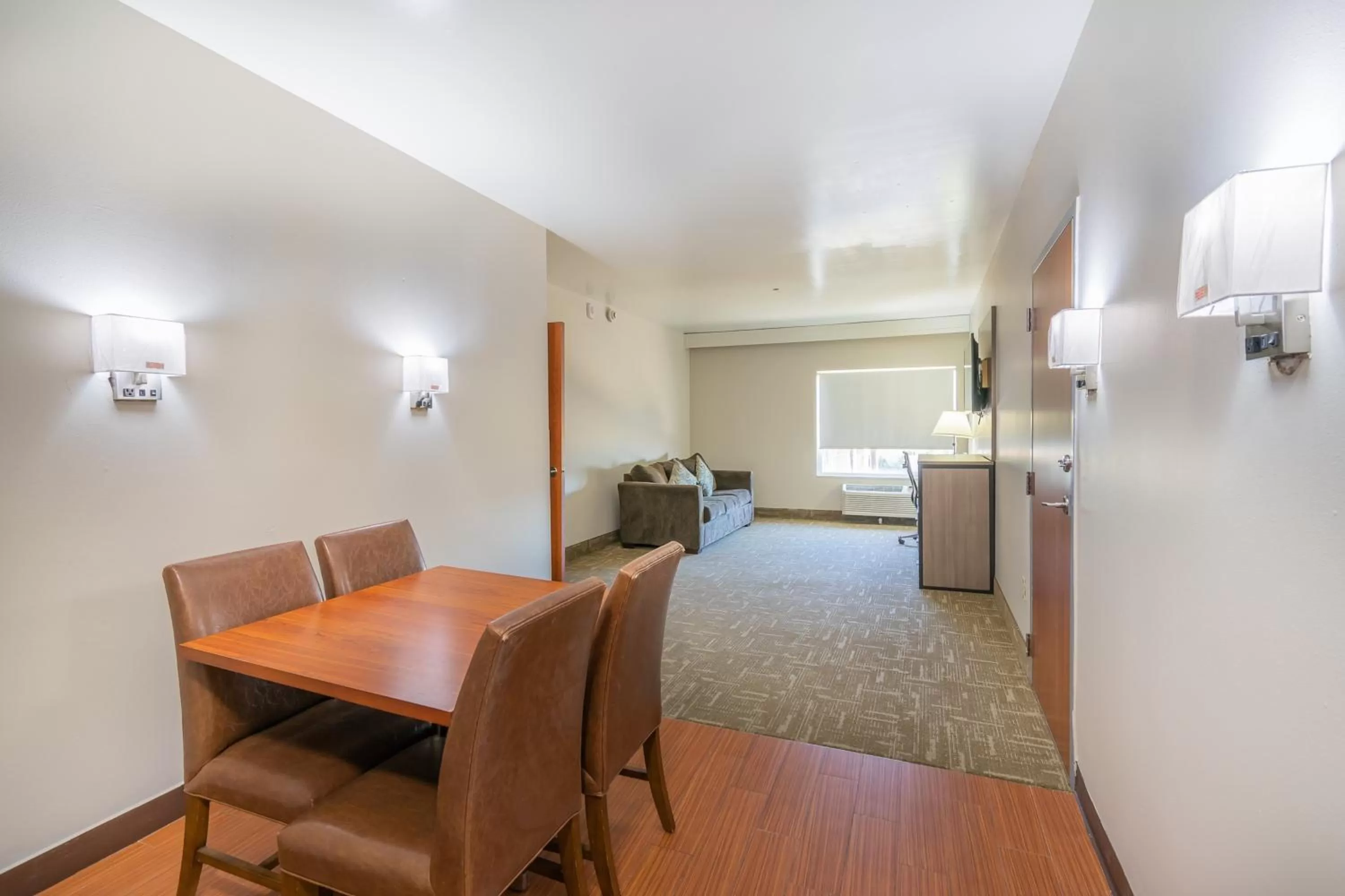 Photo of the whole room in Clarion Pointe Galveston Seawall