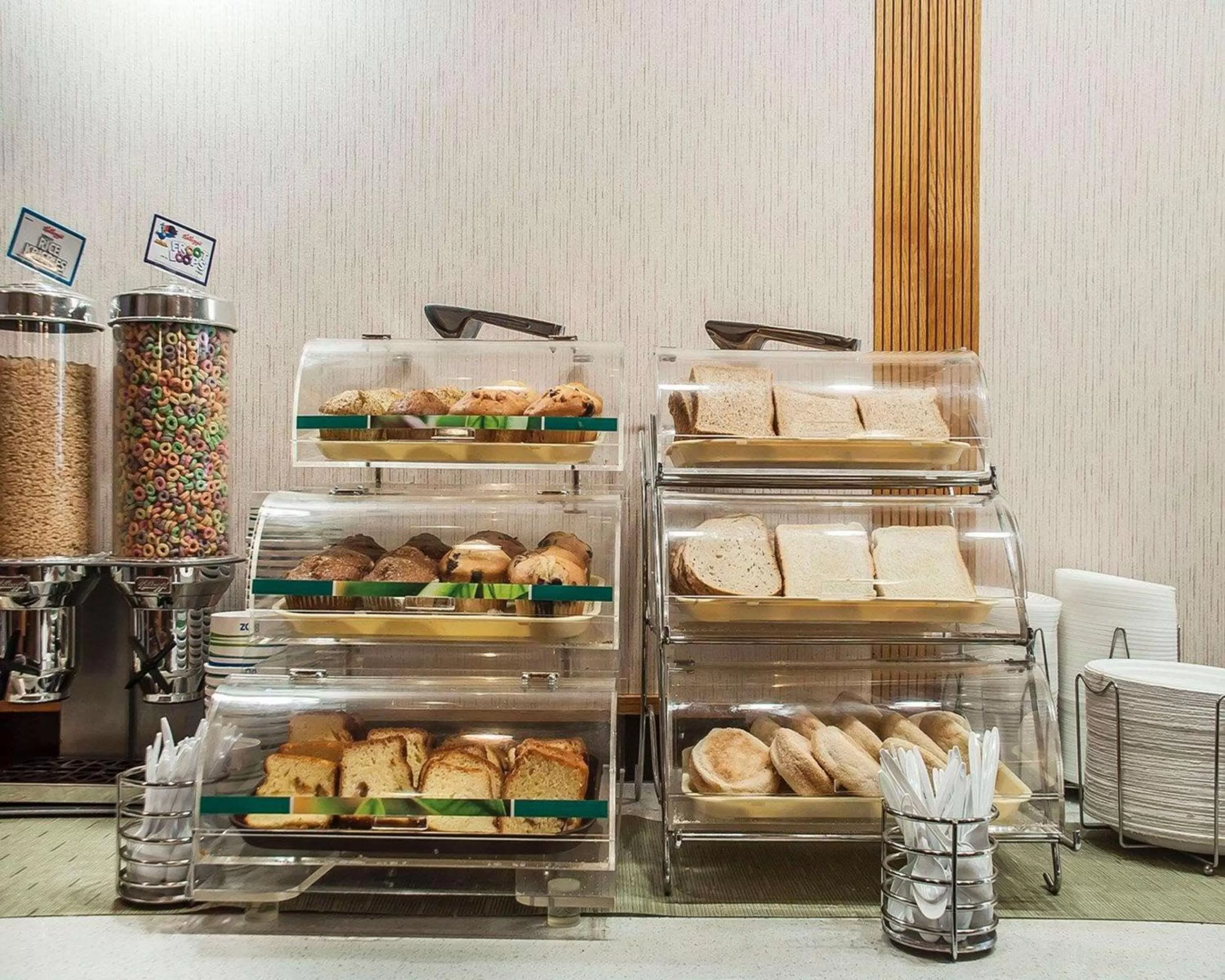 Restaurant/places to eat in Quality Hotel Fallsview Cascade