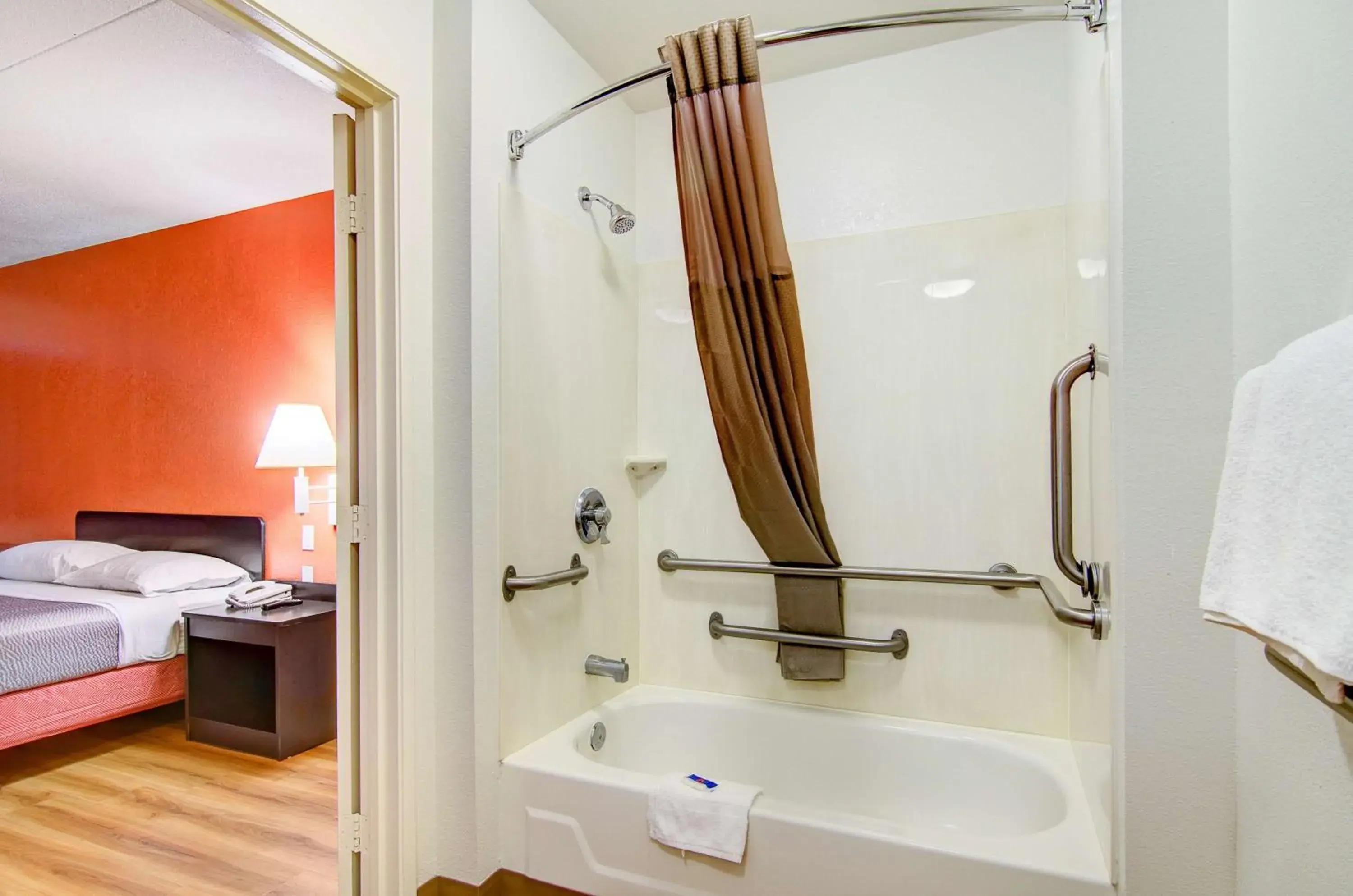 King Room - Smoking in Motel 6-Springfield, MO - North King Room - Smoking in Motel 6-Springfield, MO - North