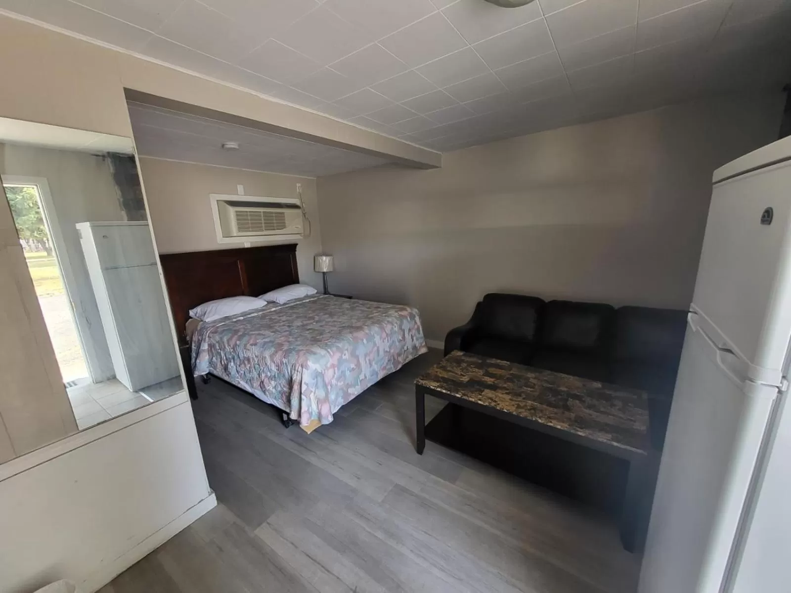 Bed in Night Inn Grand Forks