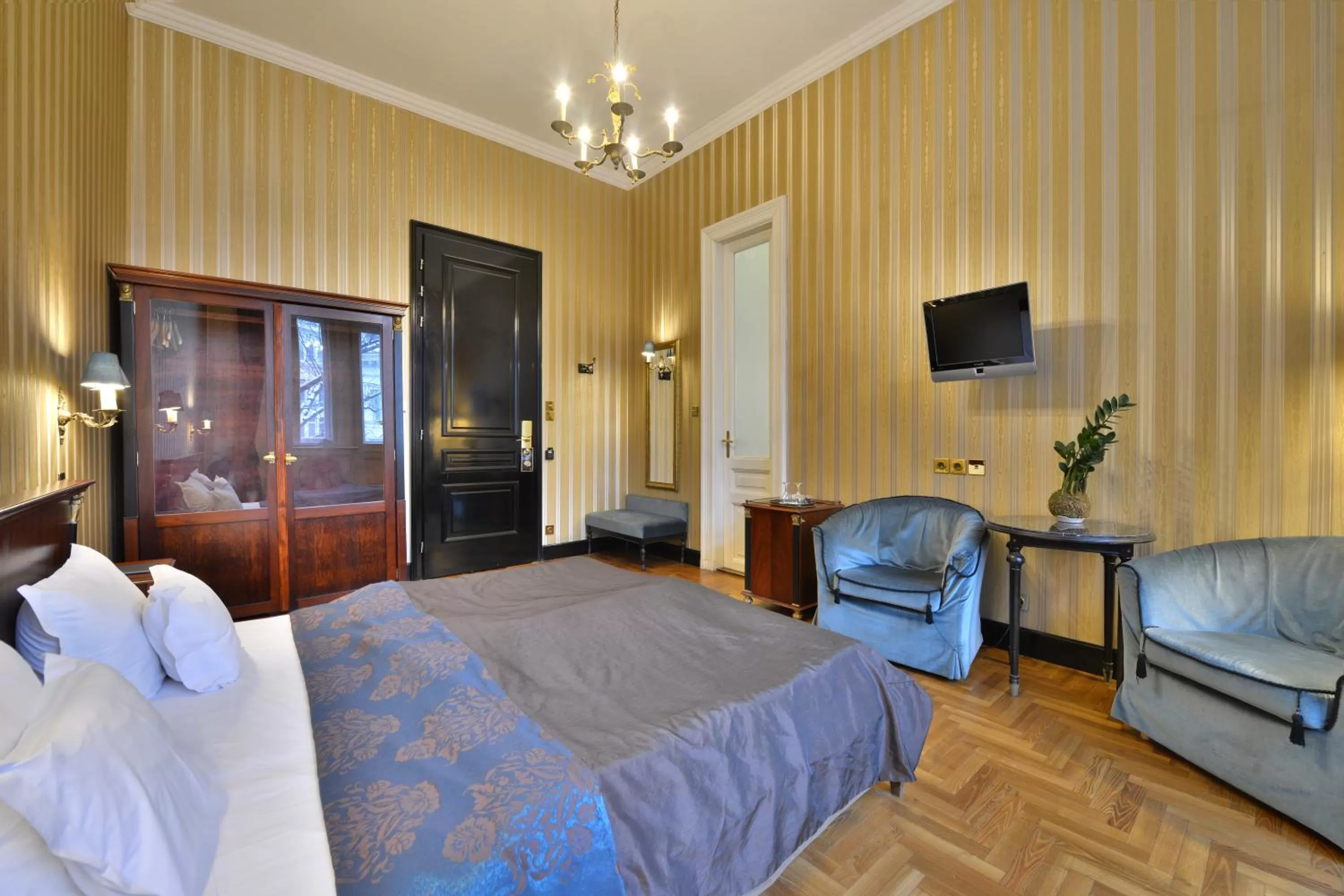 Communal lounge/ TV room, Bed in Gerlóczy Boutique Hotel