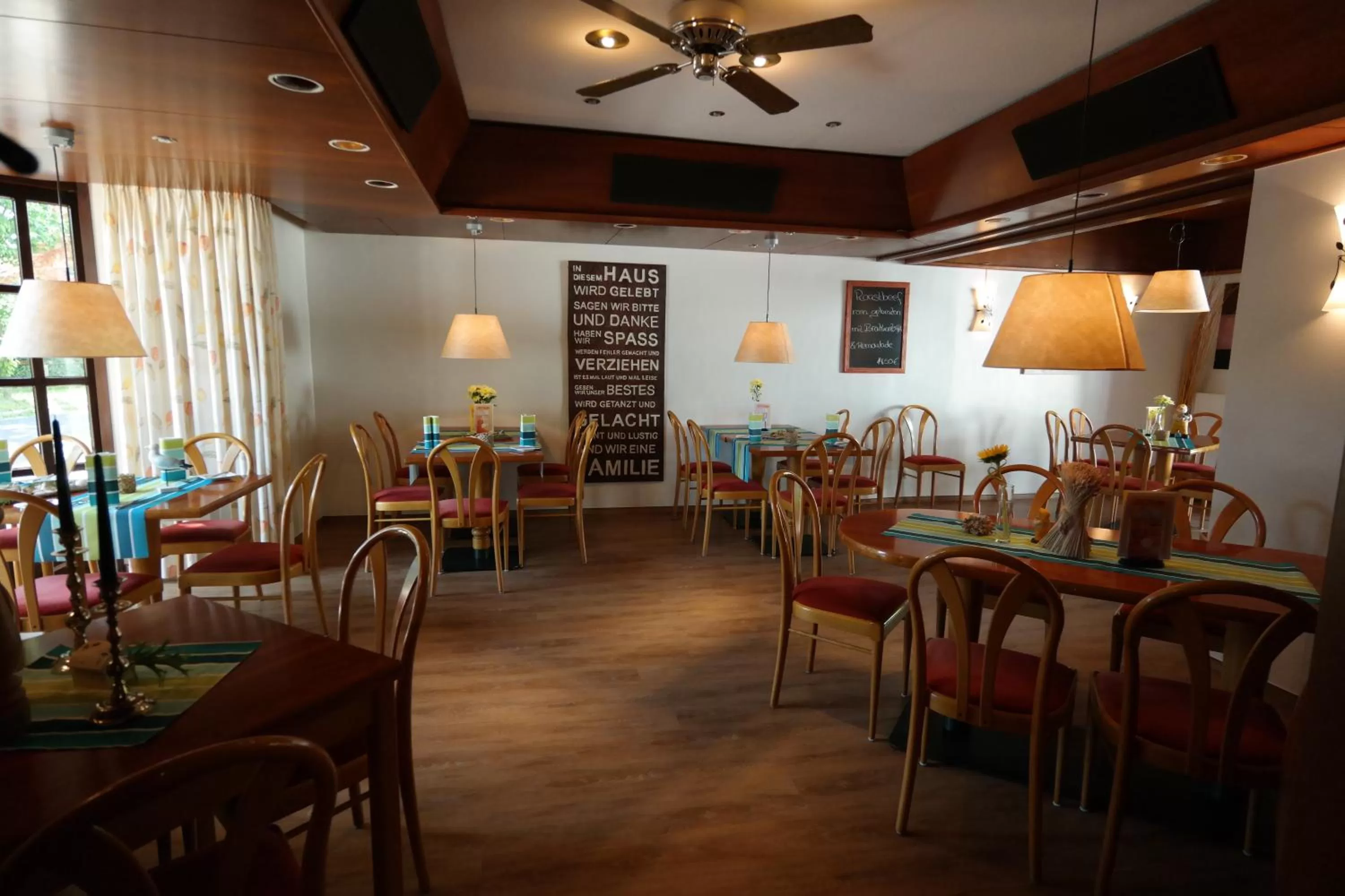 Restaurant/places to eat in Hotel Lindas