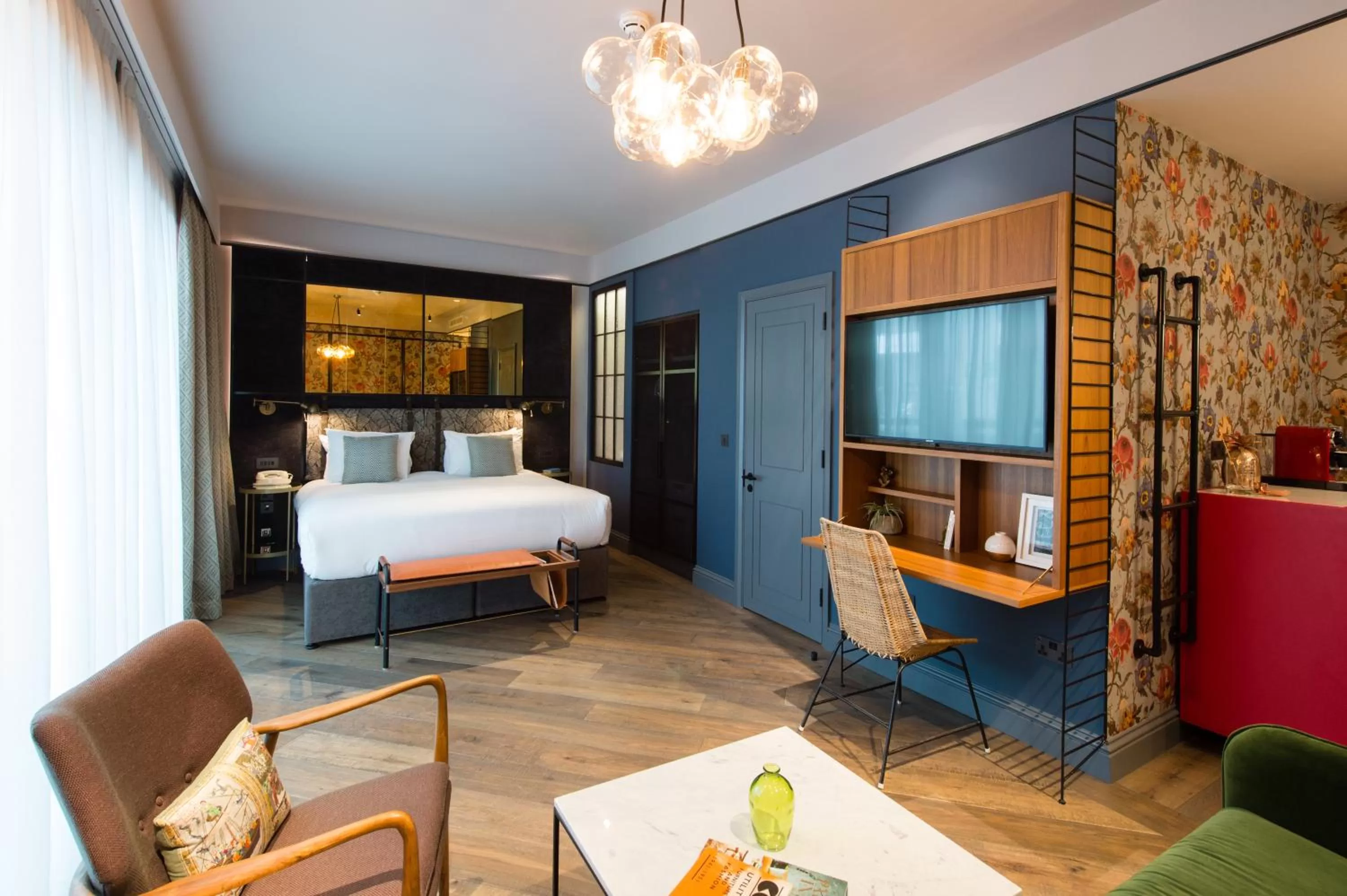 Living room, Bed in Clayton Hotel City of London