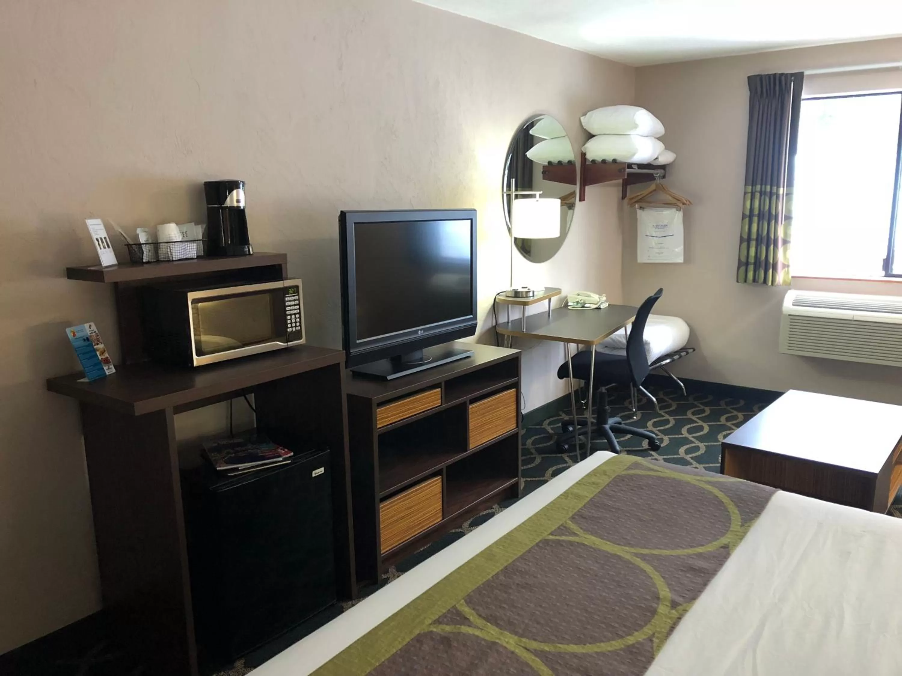 TV and multimedia, Bed in Super 8 by Wyndham Port Angeles at Olympic National Park