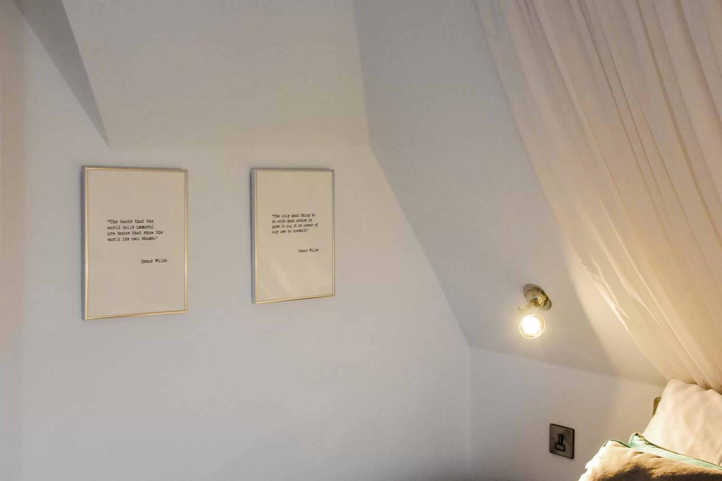 Logo/Certificate/Sign, Bed in The Strand Hotel, the former residence of Oscar Wilde