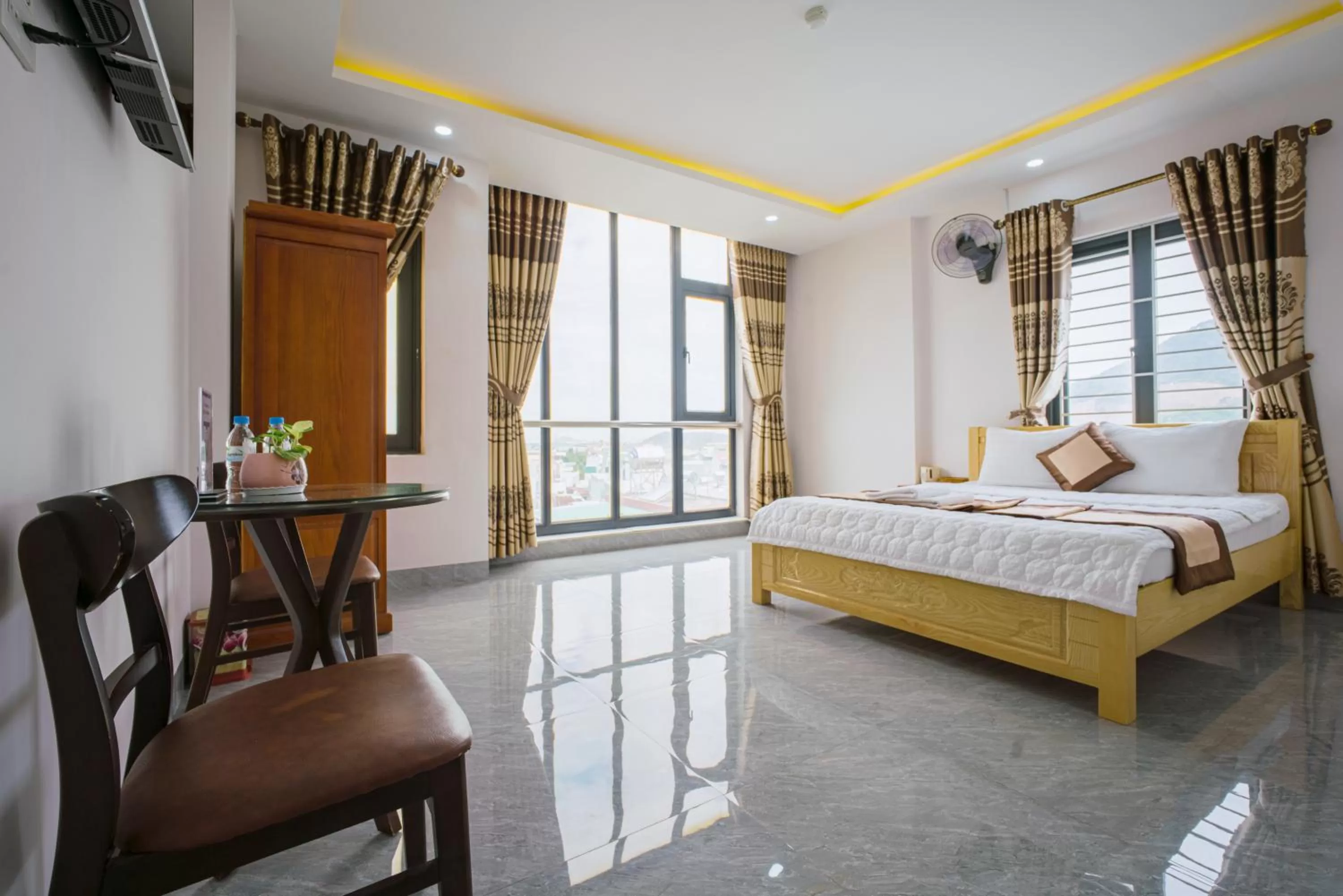 Bed, Seating Area in Phú Xuân Hotel