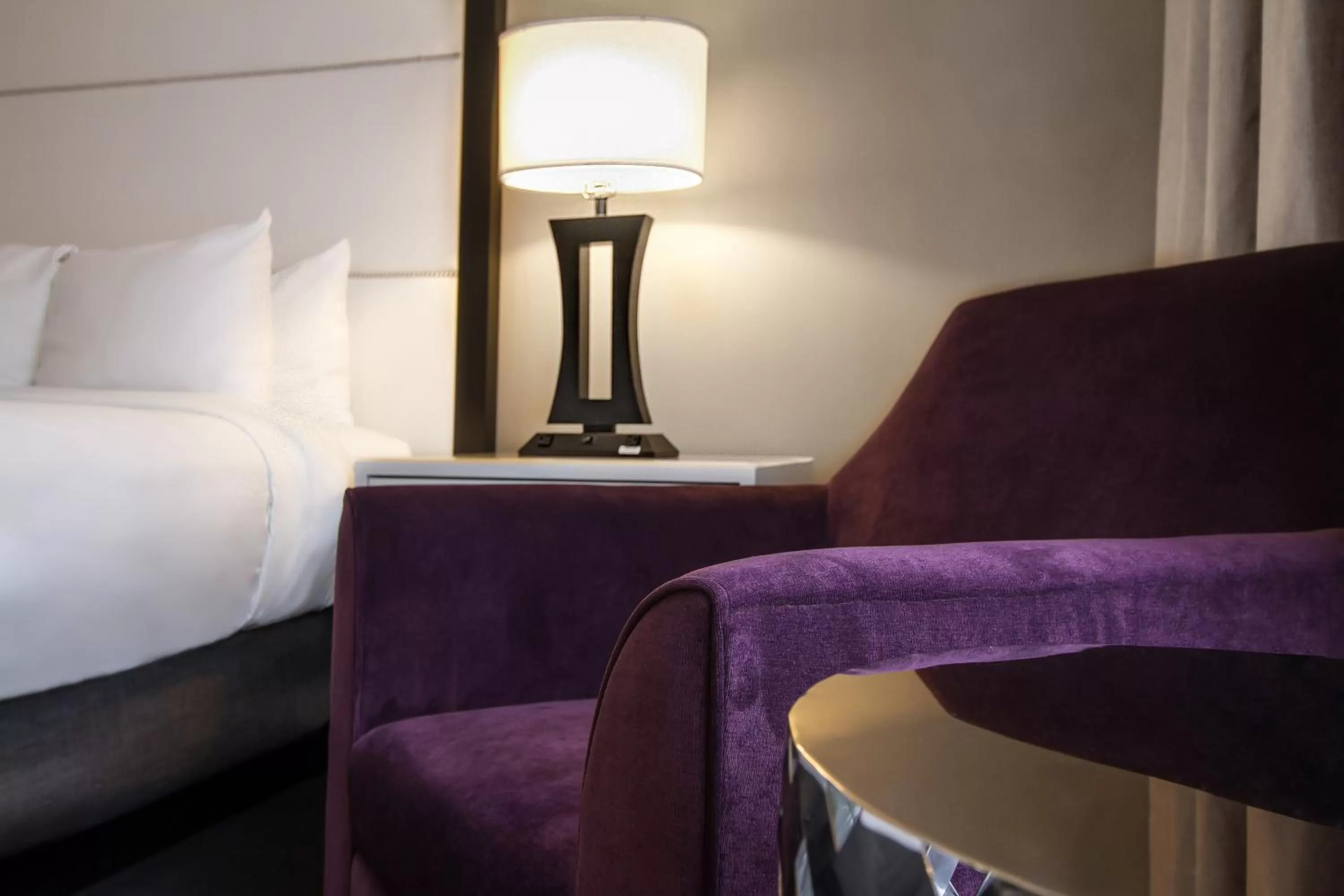 Seating area, Bed in TRYP by Wyndham Savannah