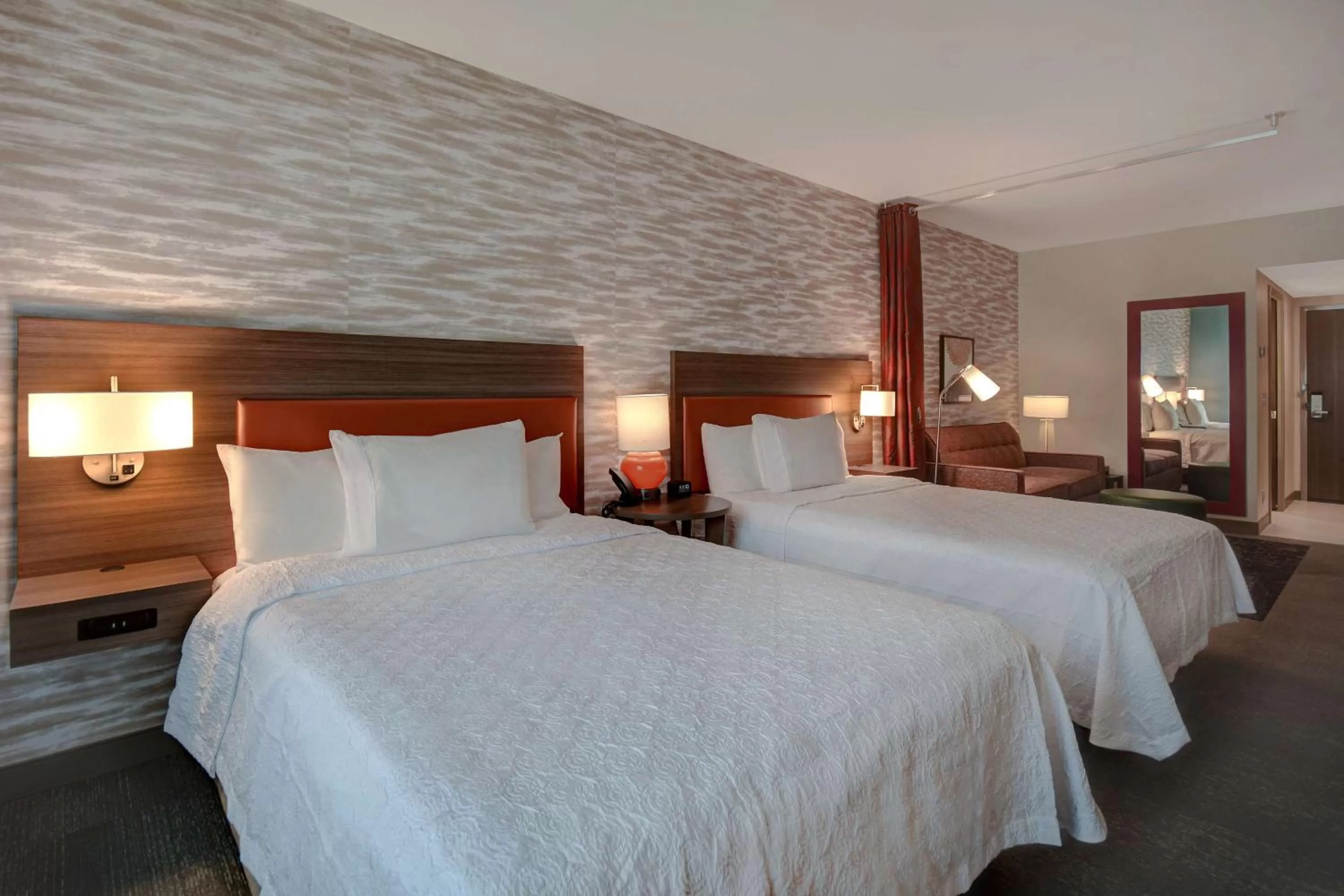 Bed in Home2 Suites by Hilton Troy