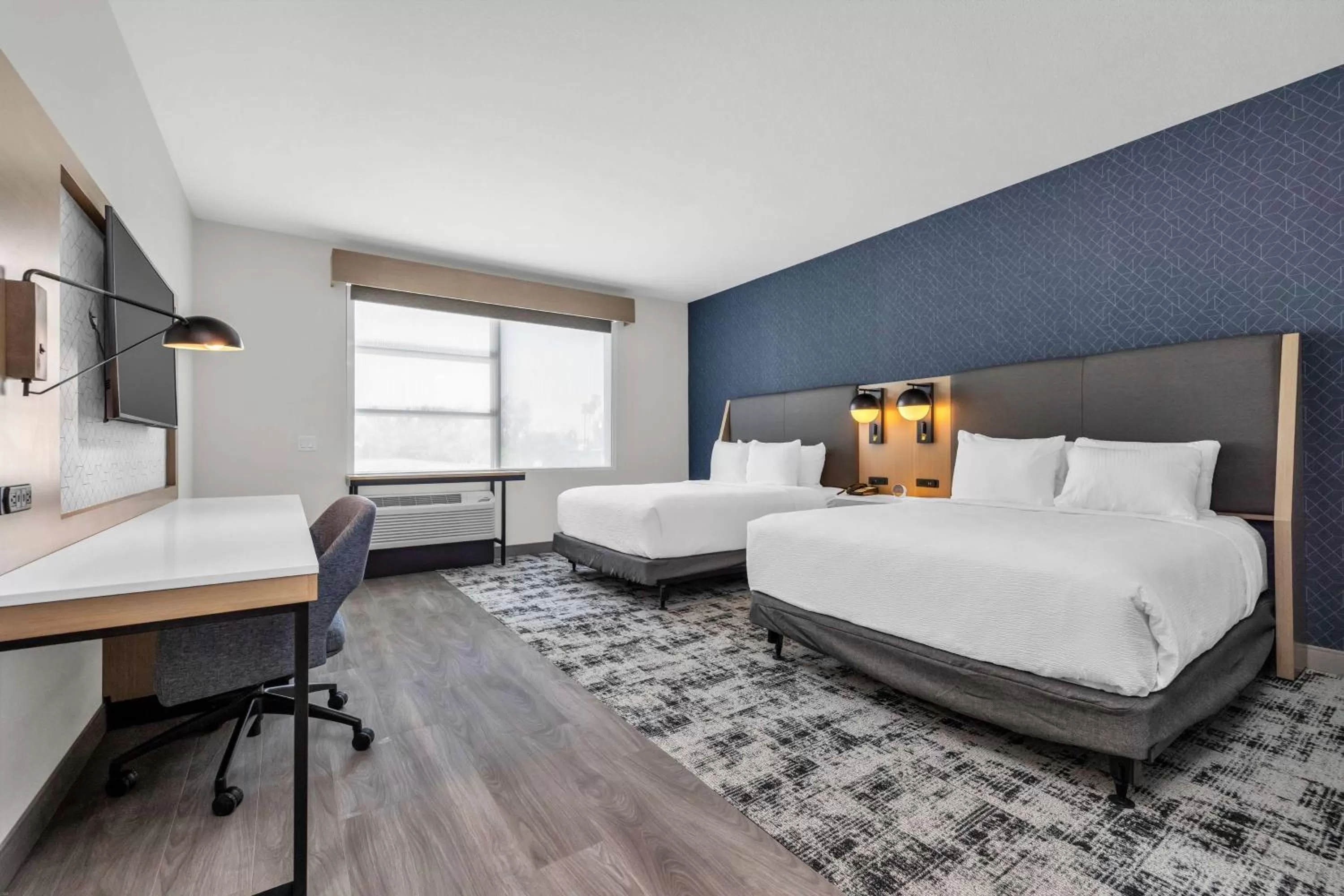 Photo of the whole room, Bed in La Quinta Inn & Suites by Wyndham San Jose Airport-Downtown