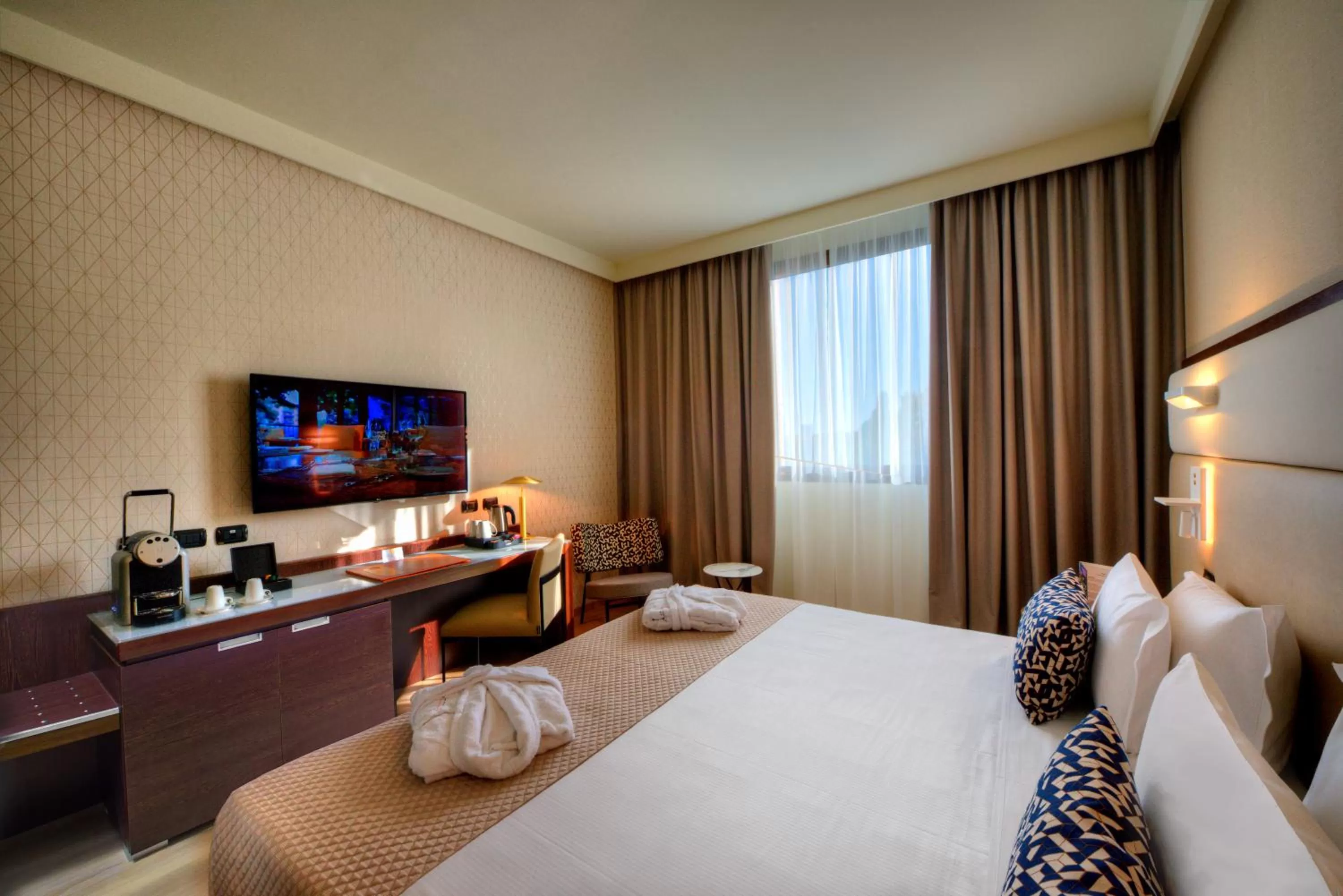 Shower, Bed in Savhotel Aemilia Bologna