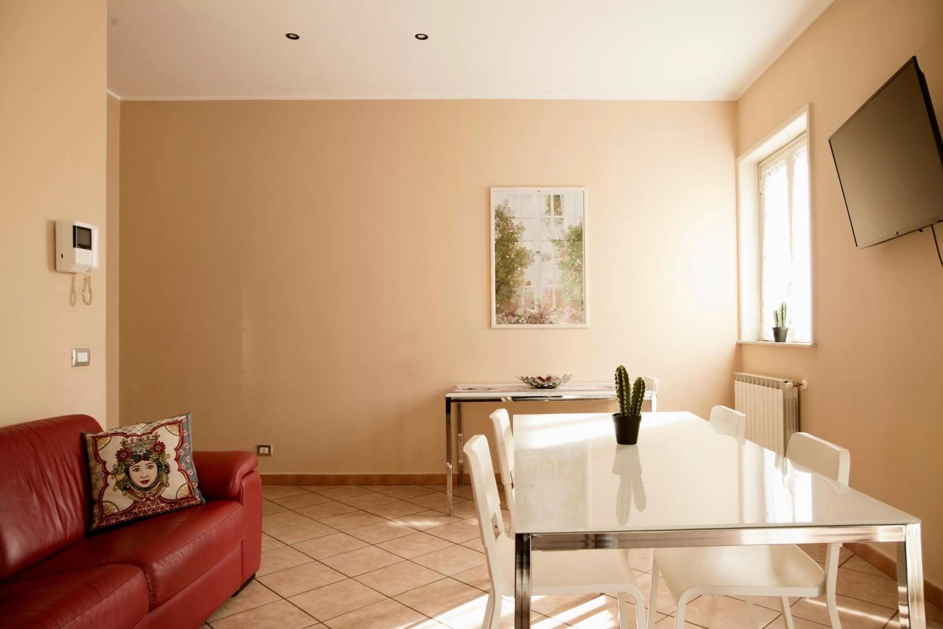 Communal lounge/ TV room in B&B Etna Europa