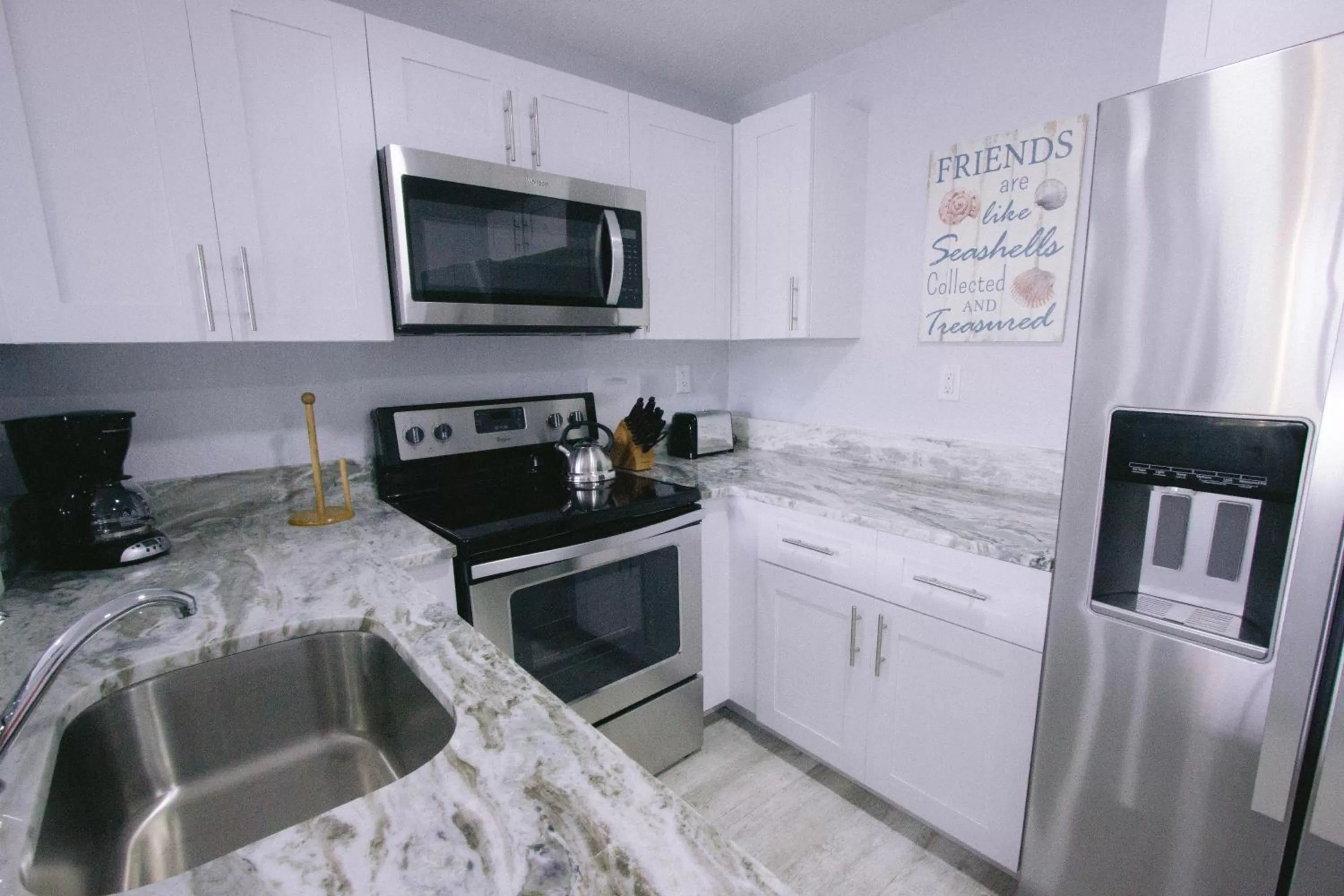 Coffee/tea facilities in Vistalmar Beach Resort