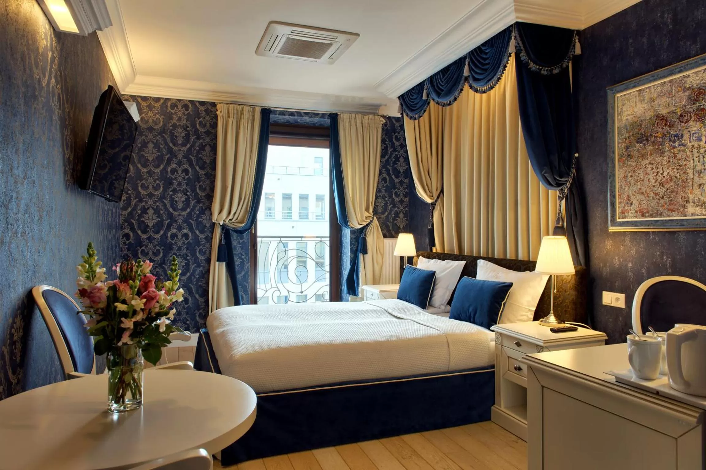 Photo of the whole room, Bed in SleepWalker Boutique Suites