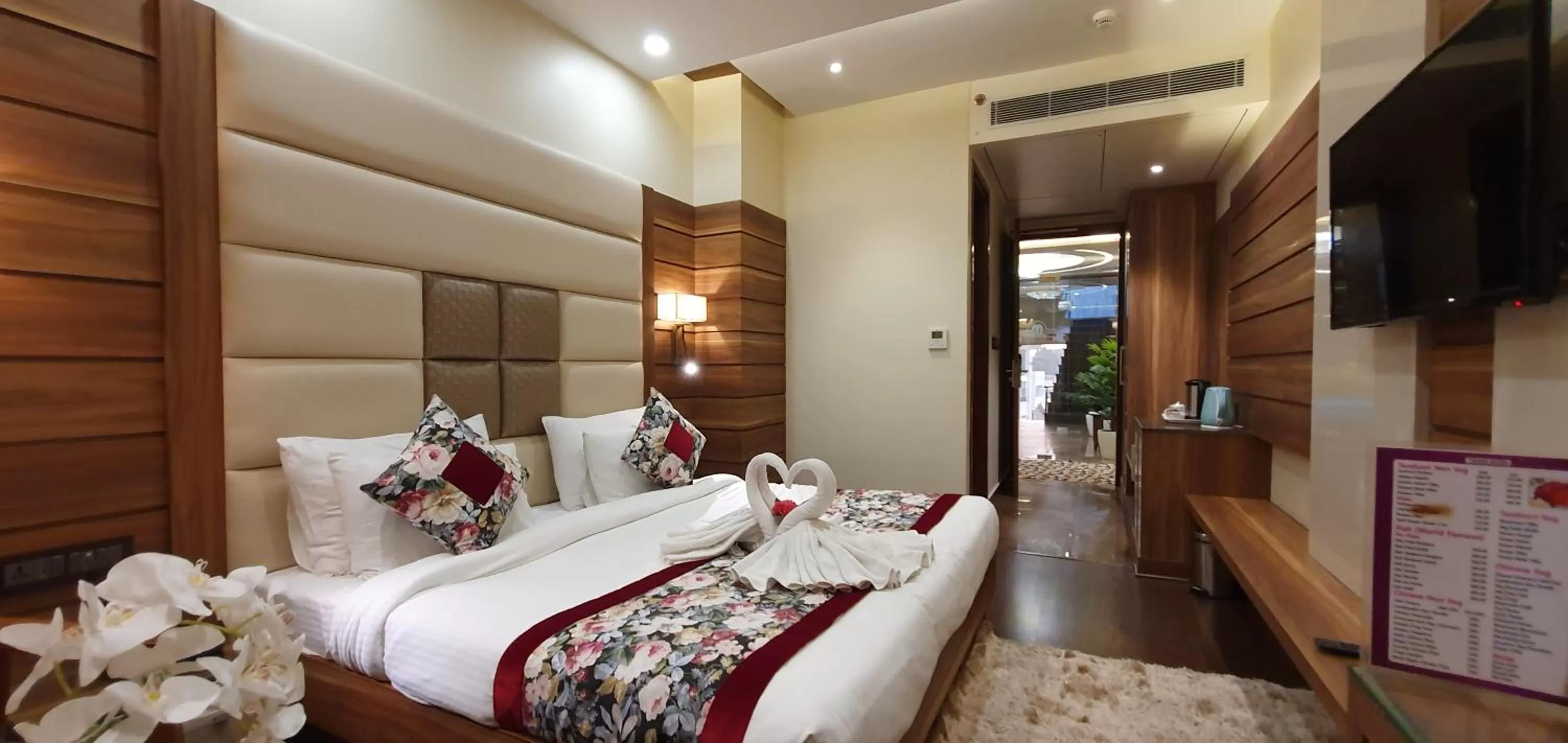 Bed in Hotel Makhan Residency