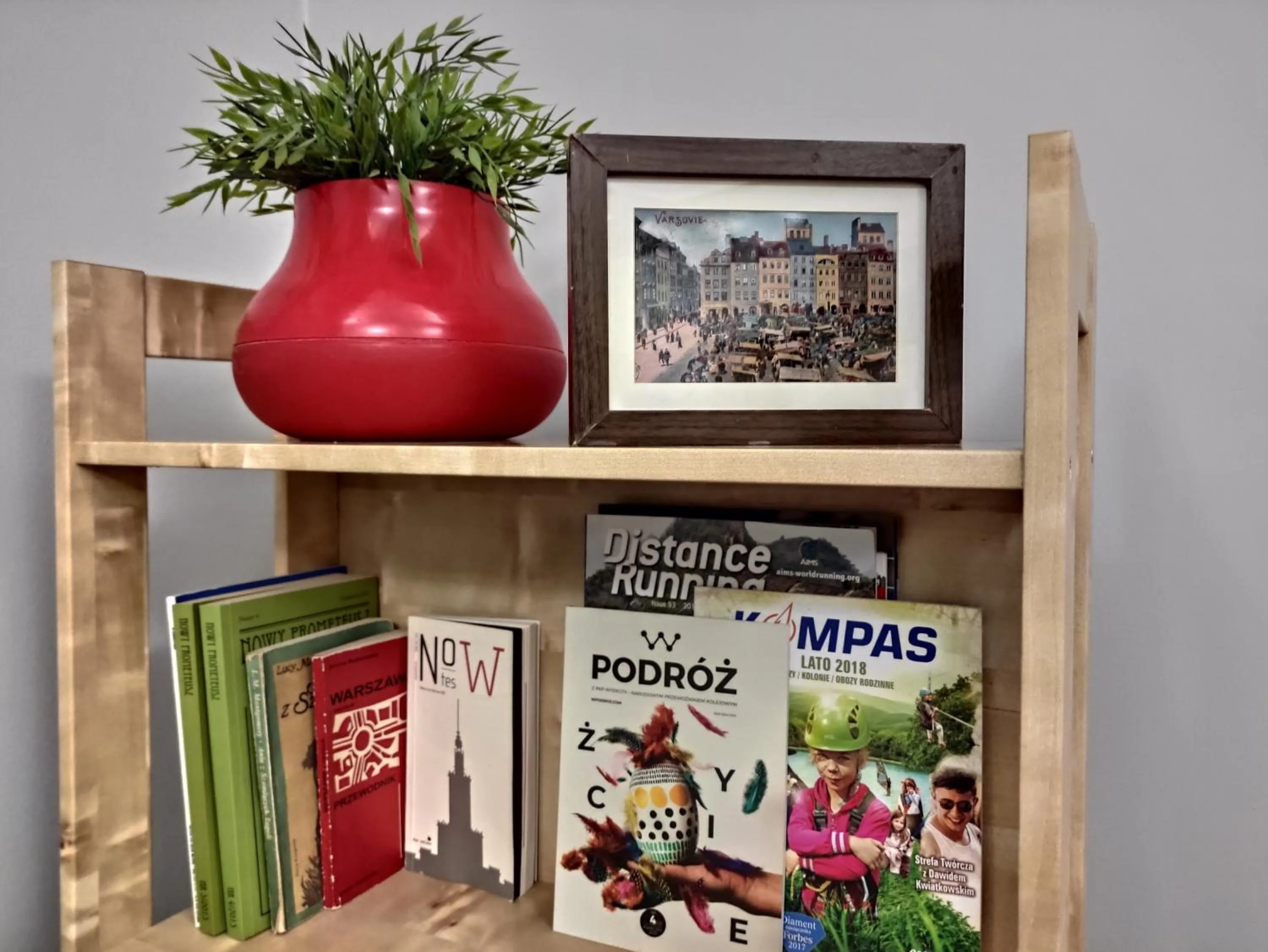 Library in Hostel Helvetia Rooms Warsaw CITY CENTER and OLD TOWN