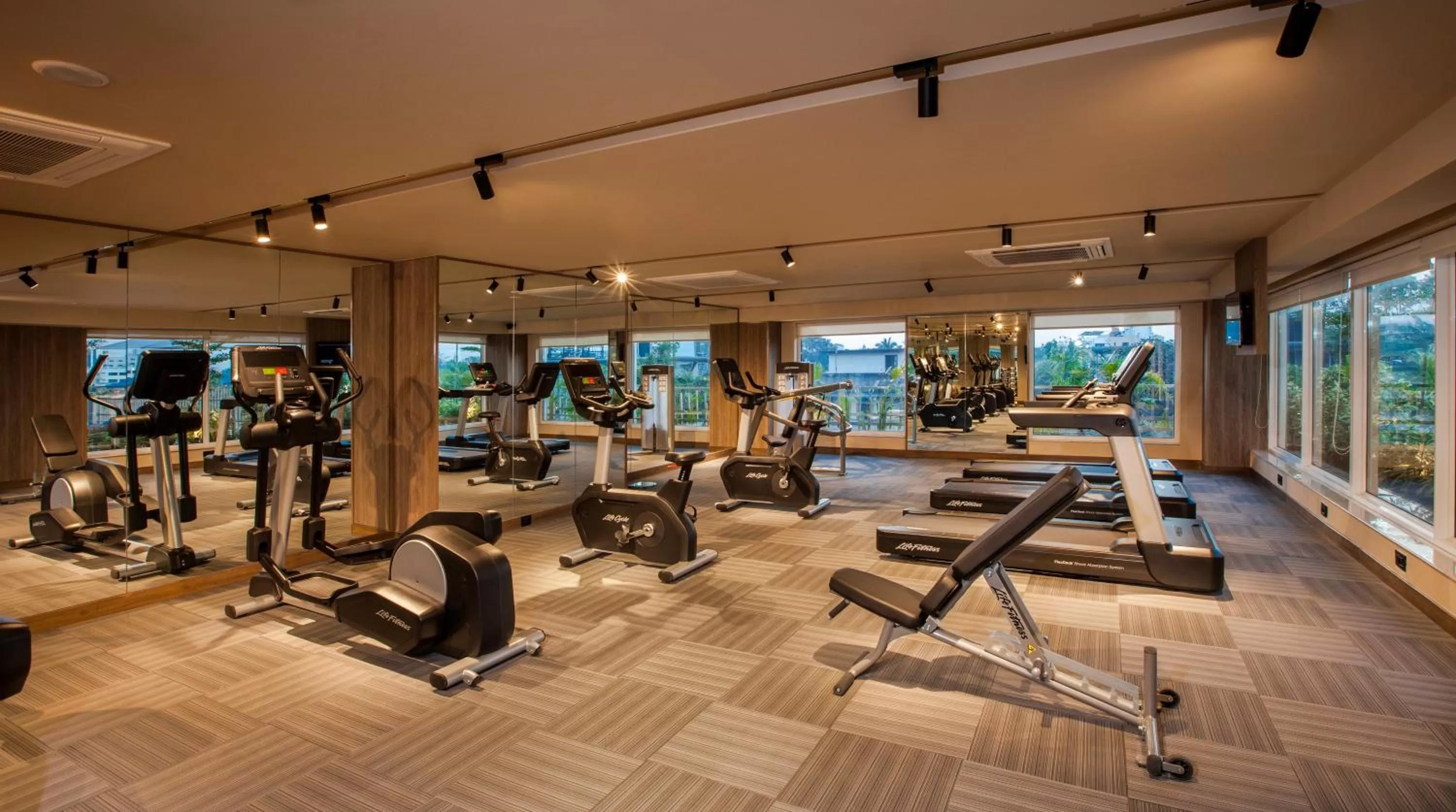 Fitness centre/facilities in Lemon Tree Premier City Center Pune