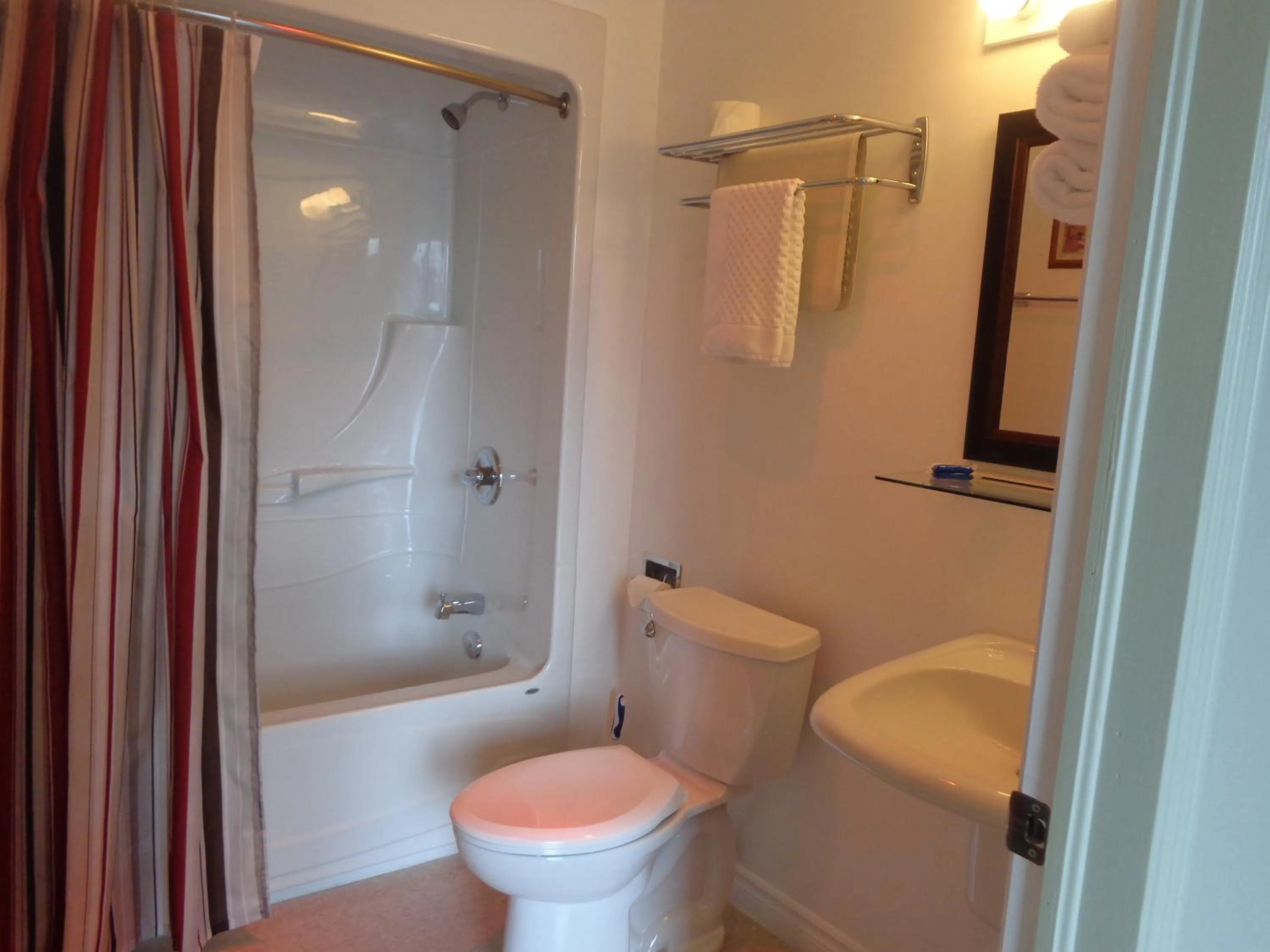 Bathroom in Happy Motel