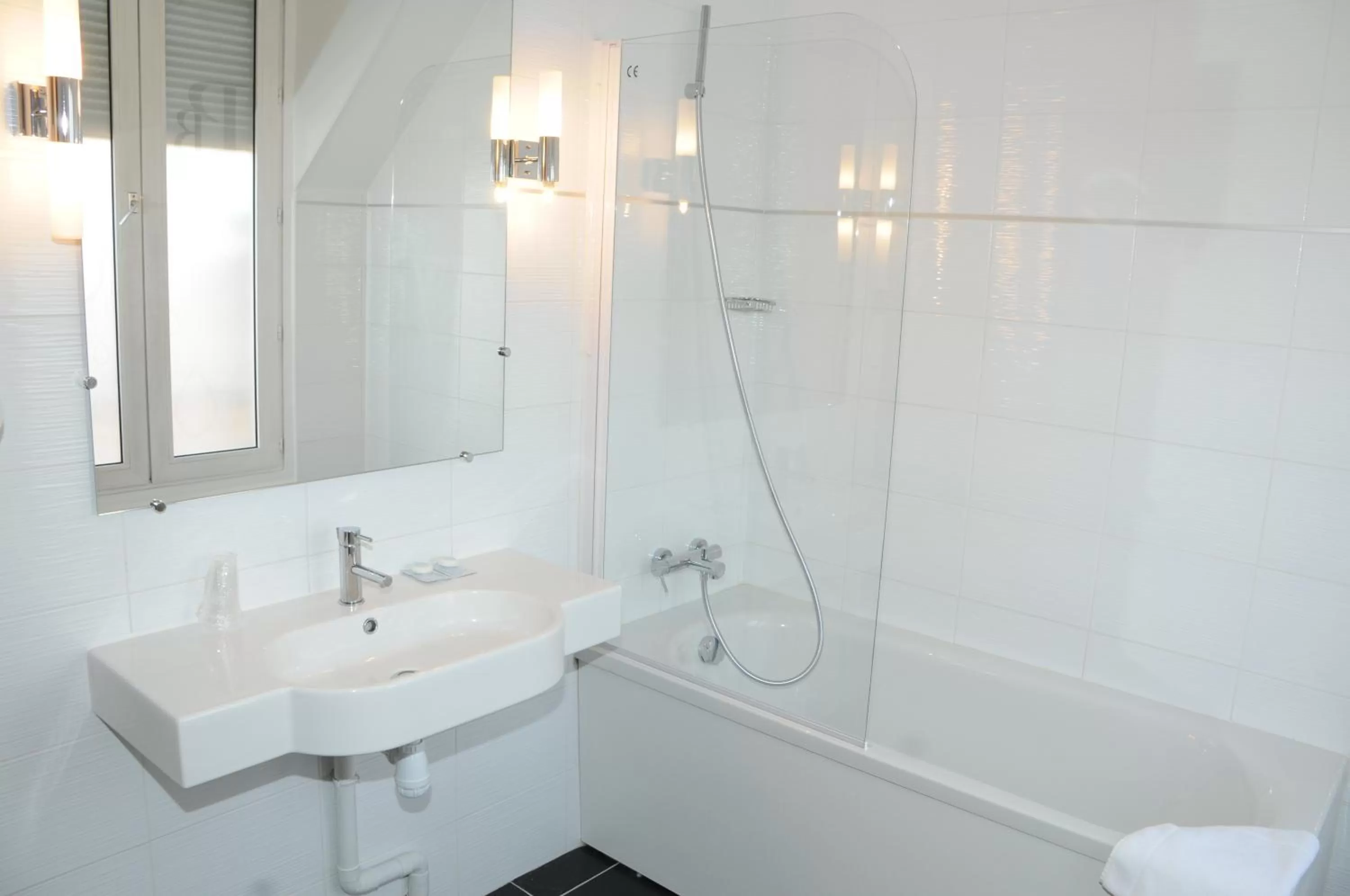 Bathroom in Hôtel Patio Brancion