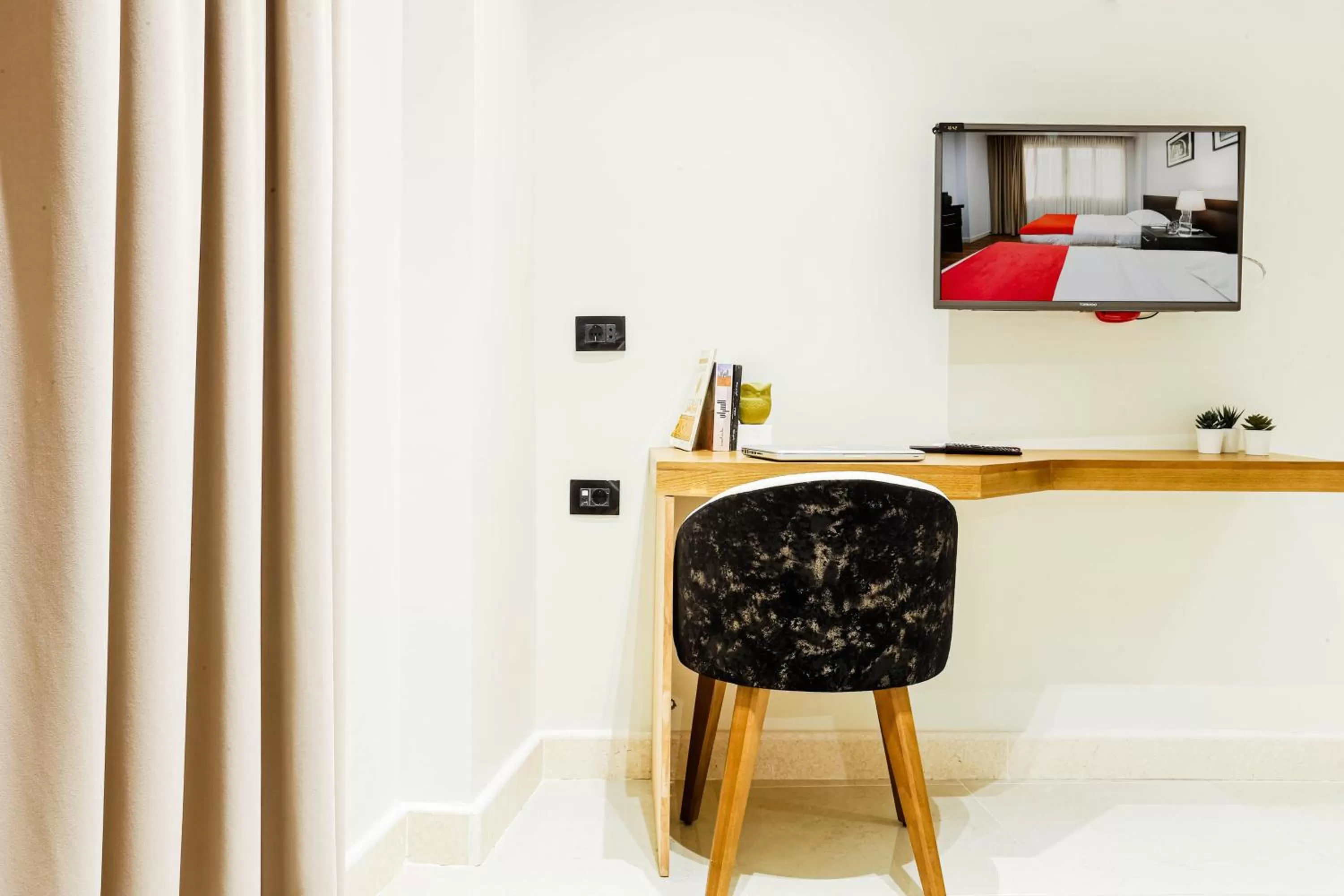 TV and multimedia in NewCity Hotel & Suites