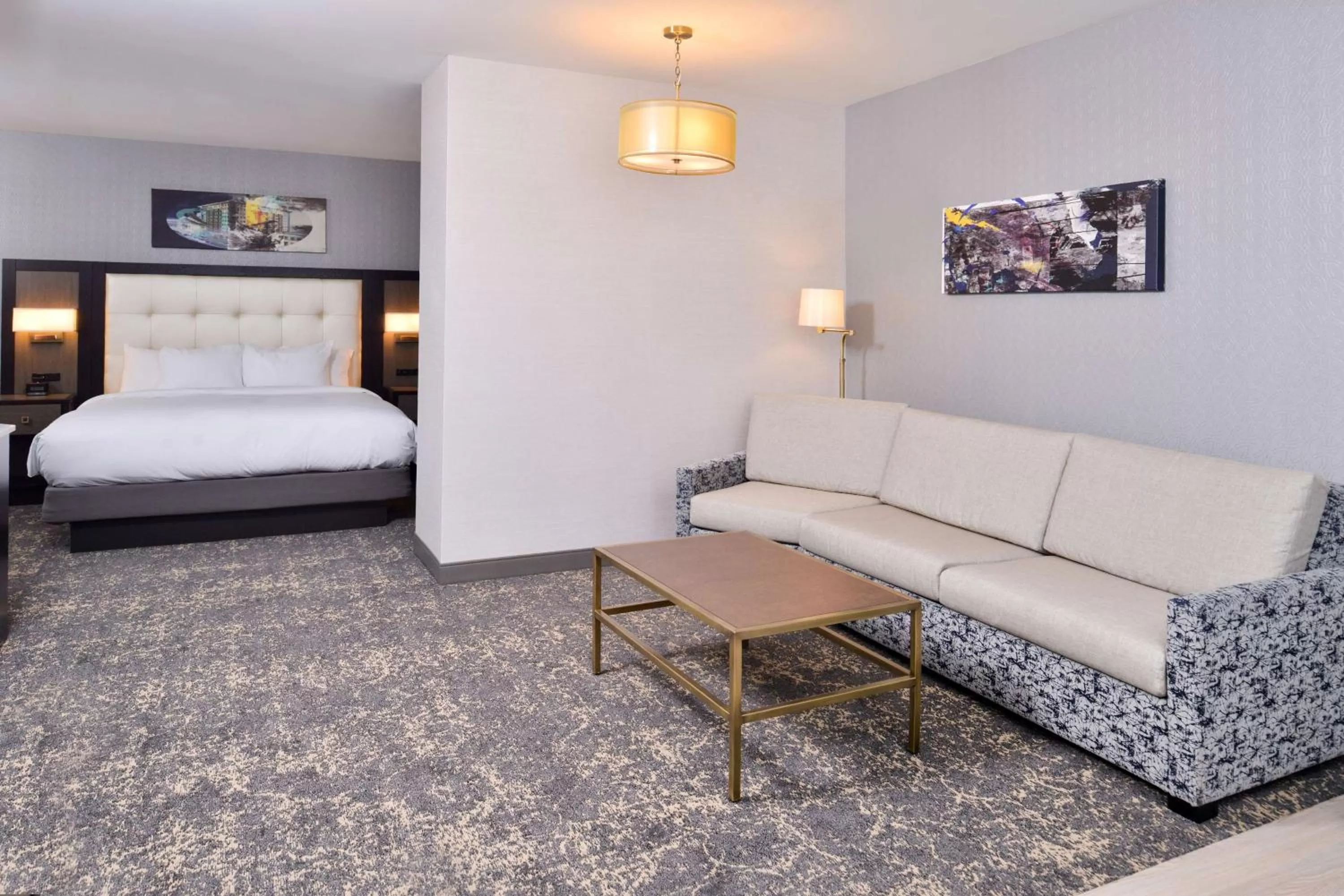 Living room, Bed in DoubleTree by Hilton Utica