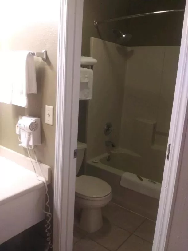 Bathroom in Whispering Creek Lodging & RV Resort