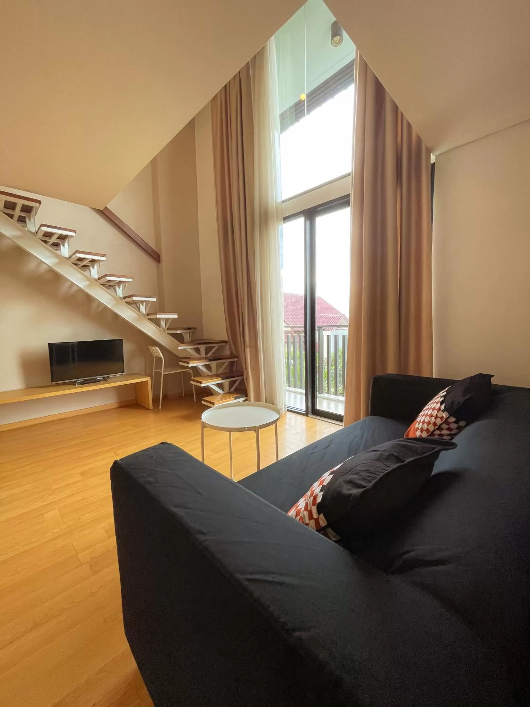 Living room, Bed in White Tree Residence