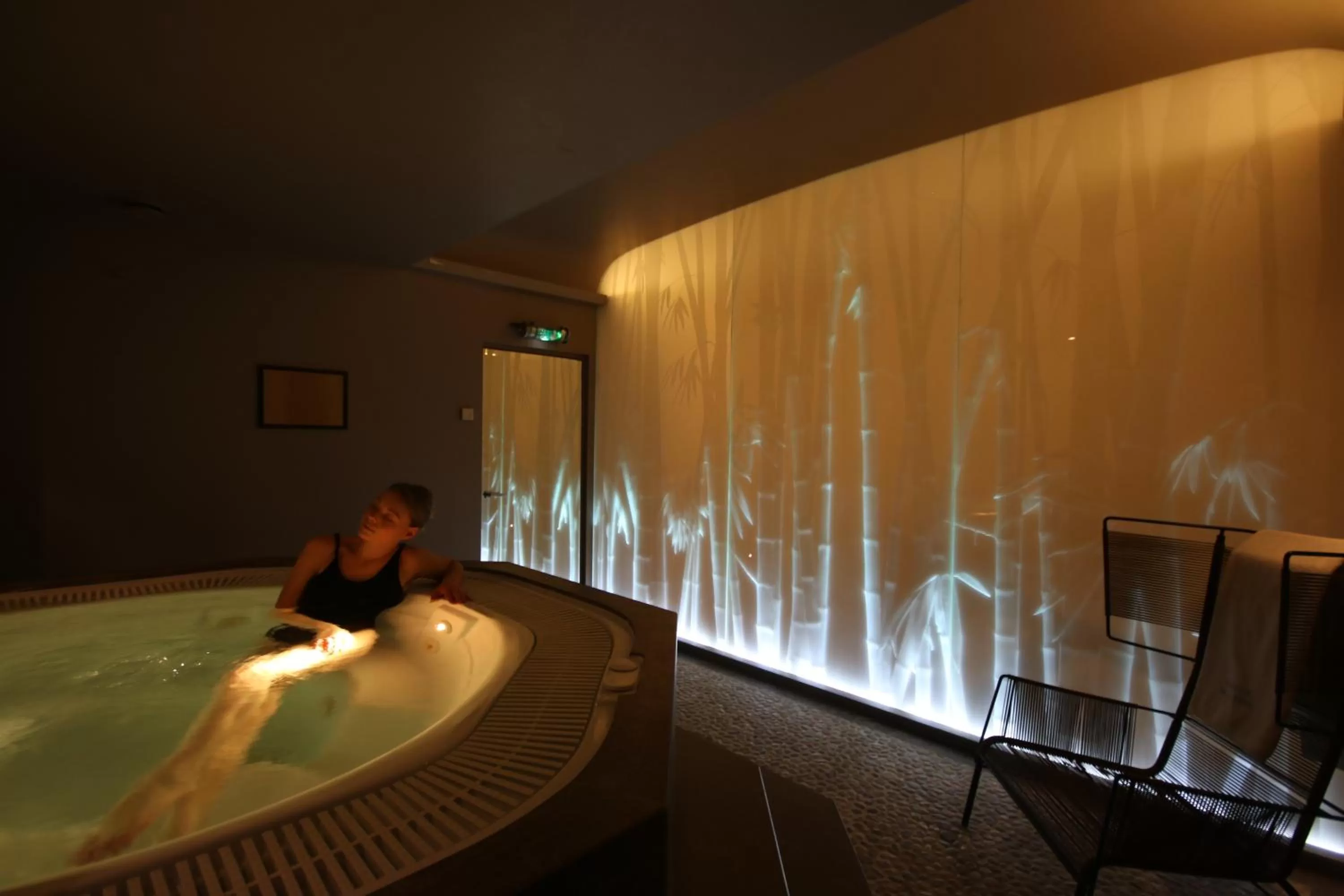 Hot Tub in Le Pavillon de la Reine & Spa, Place des Vosges