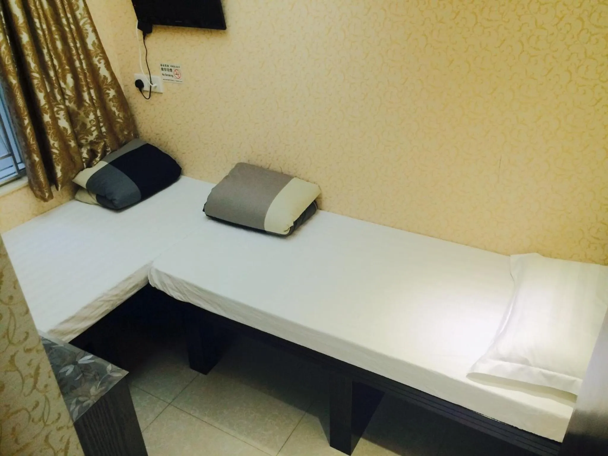 Photo of the whole room, Bed in Modern