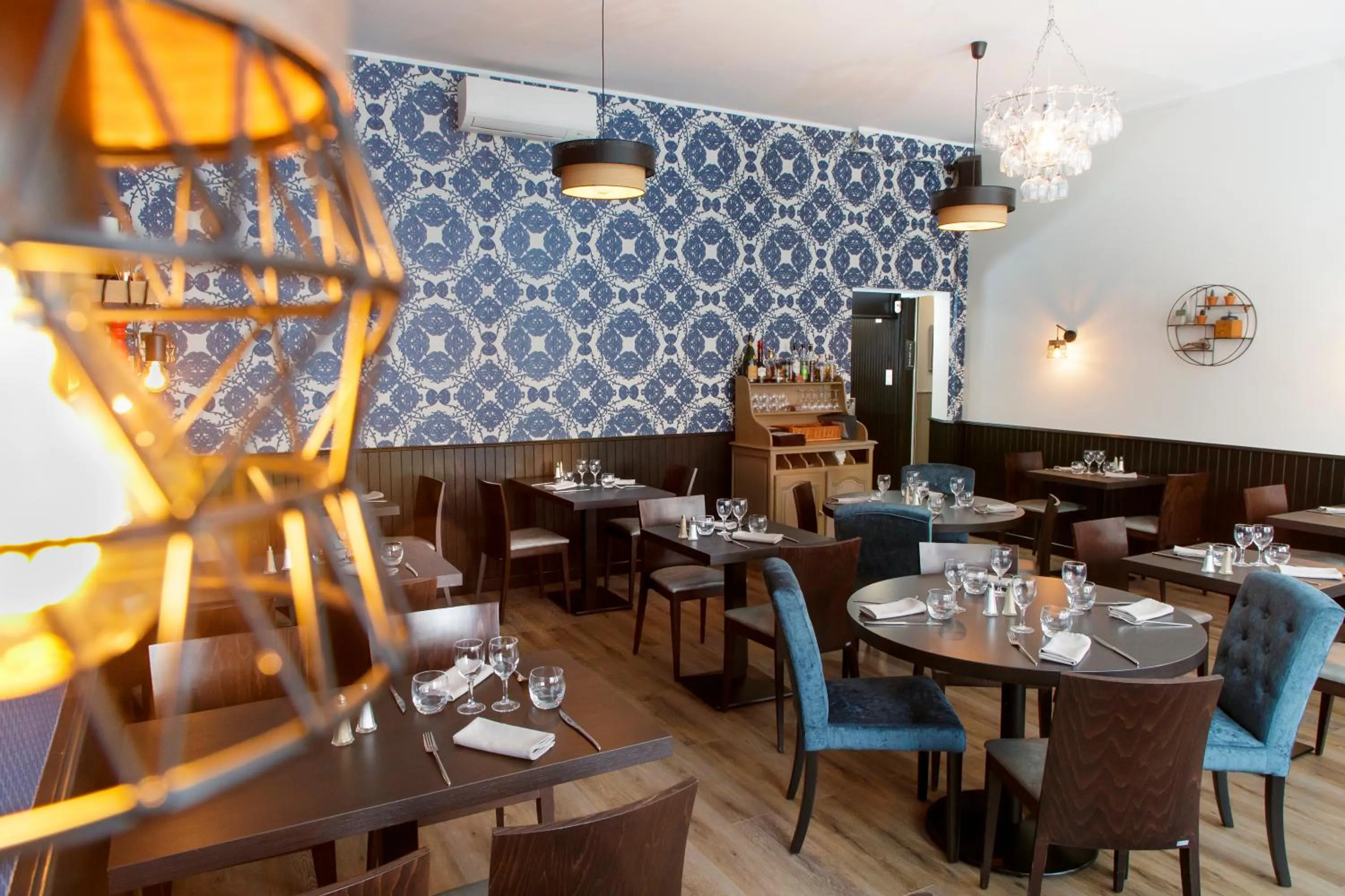 Restaurant/places to eat in Logis Hotel & Restaurant de la Basilique