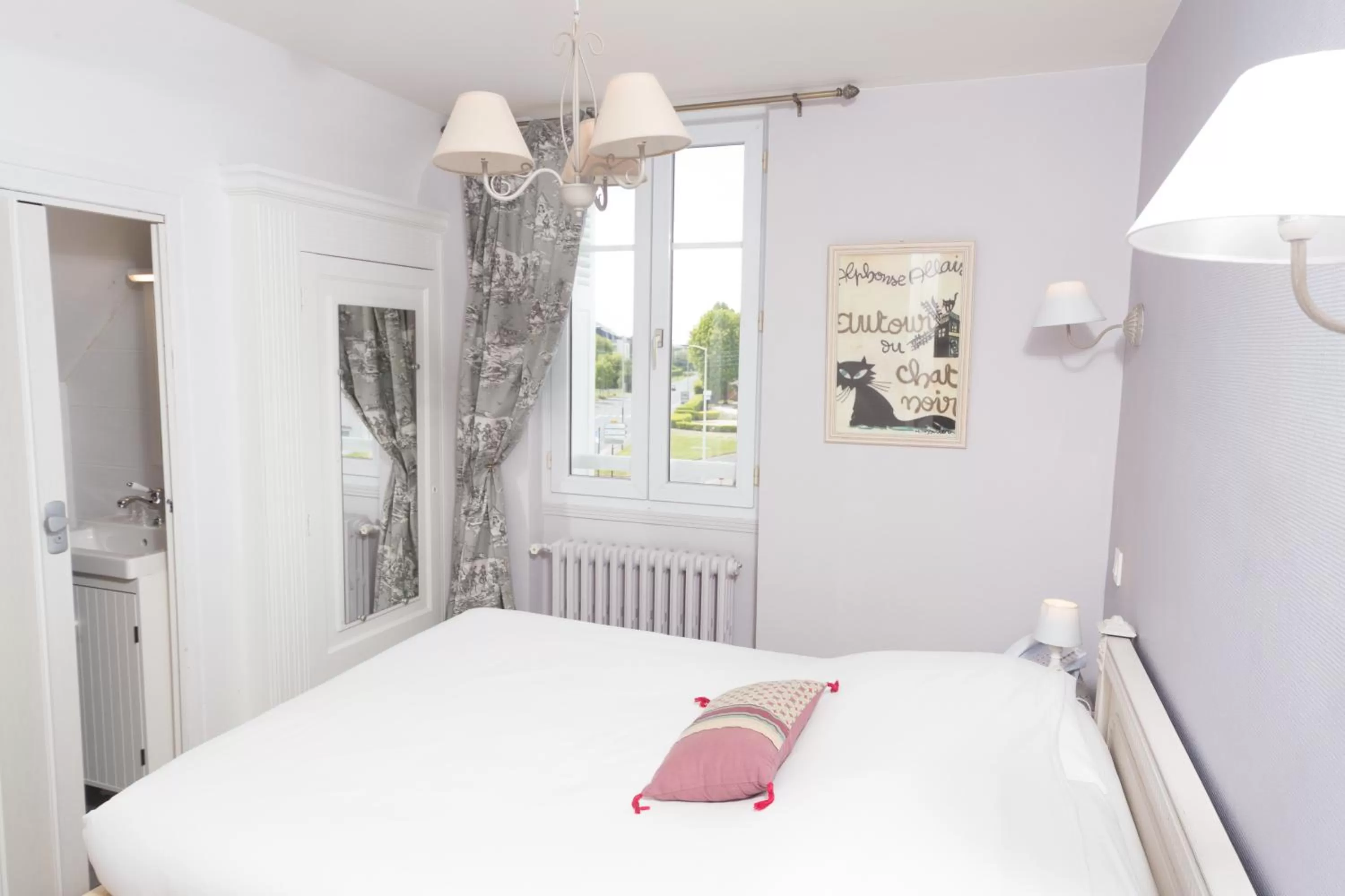 Small Double Room with Shower  in La Villa Les Mots Passants