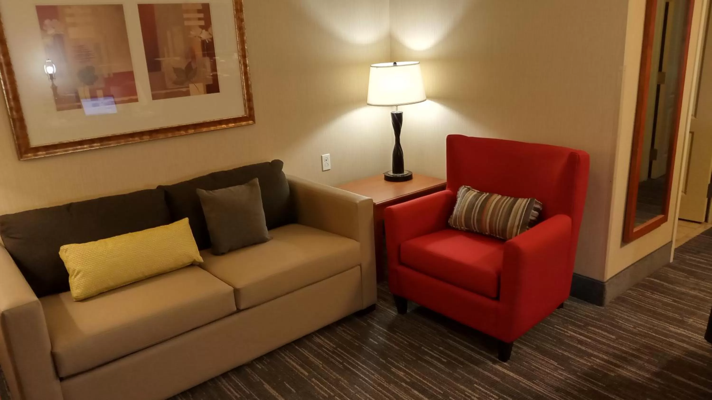 Living room in Country Inn & Suites by Radisson, Rossford - Toledo South
